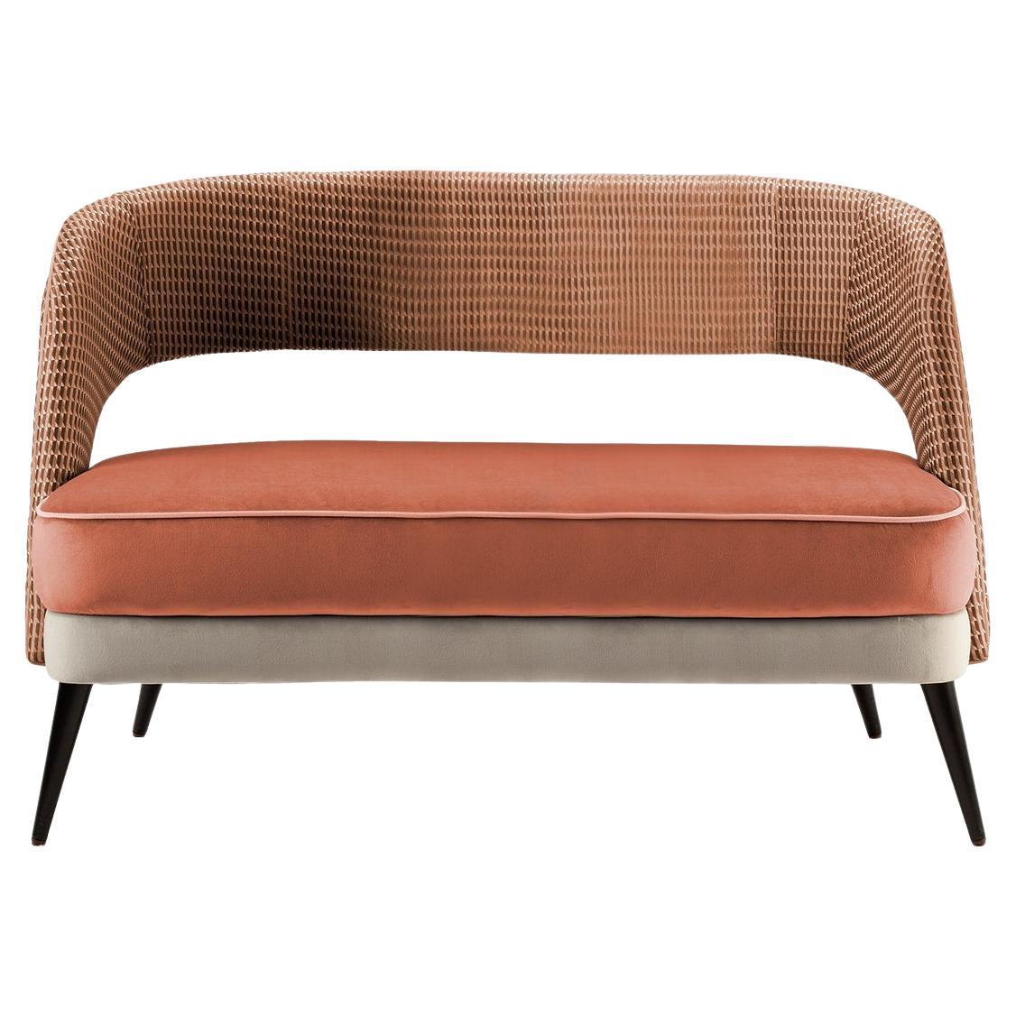 2-Sitzer-Sofa mit orangefarbenem Sitz und strukturierter orangefarbener Stoffrückenlehne mit Holzfüßen