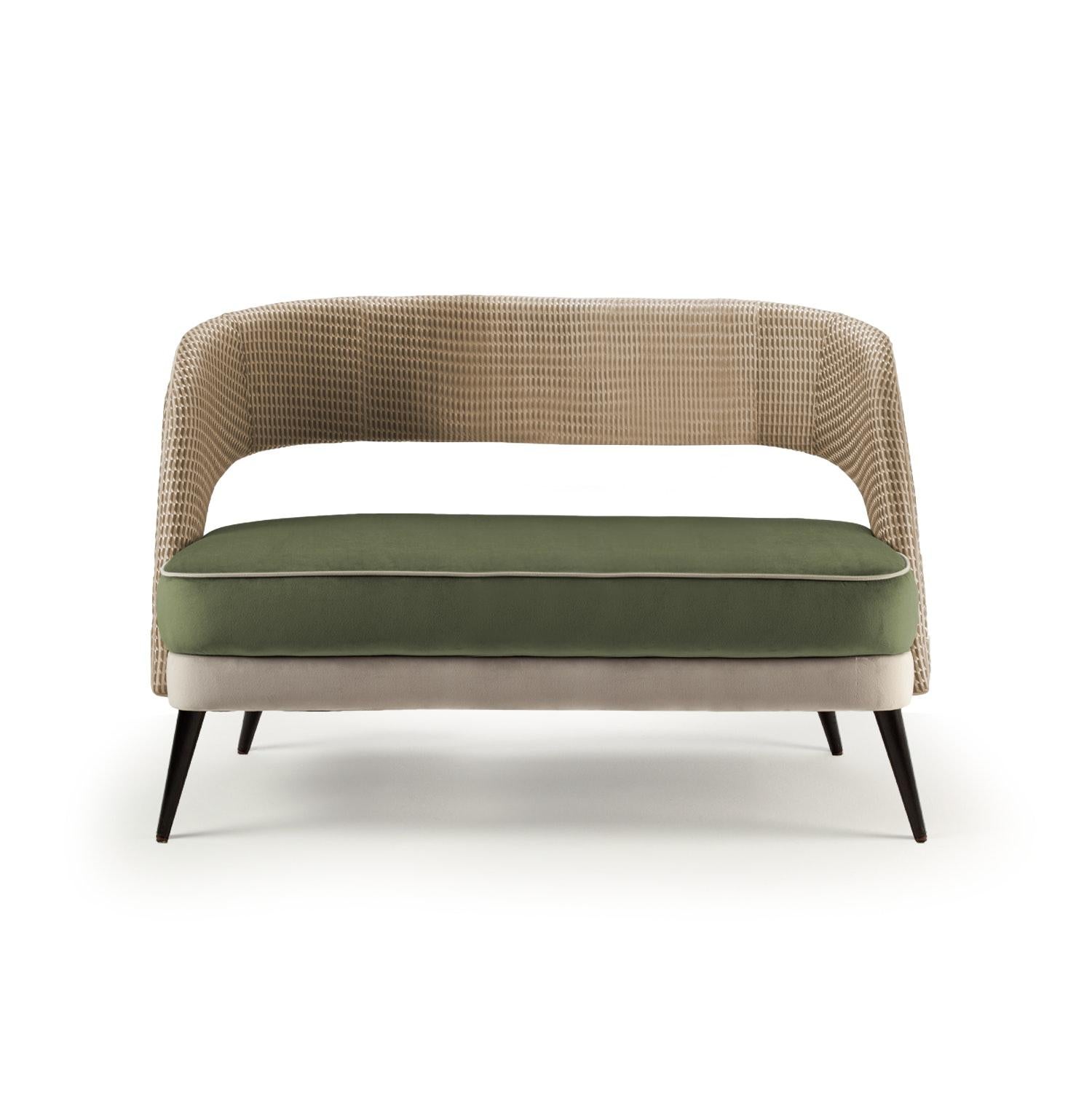 Ava Settee 3 plazas Asiento naranja liso y respaldo naranja texturado Pies de madera Moderno de mediados de siglo en venta