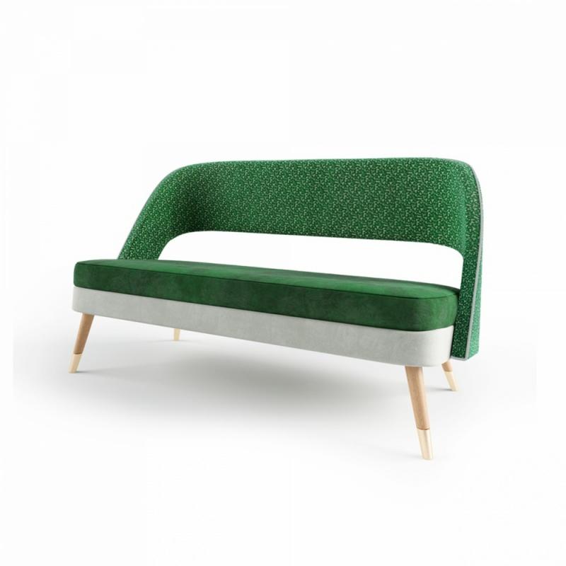 Ava Settee 3 plazas Asiento naranja liso y respaldo naranja texturado Pies de madera en Nuevo estado para la venta en Lisbon, PT