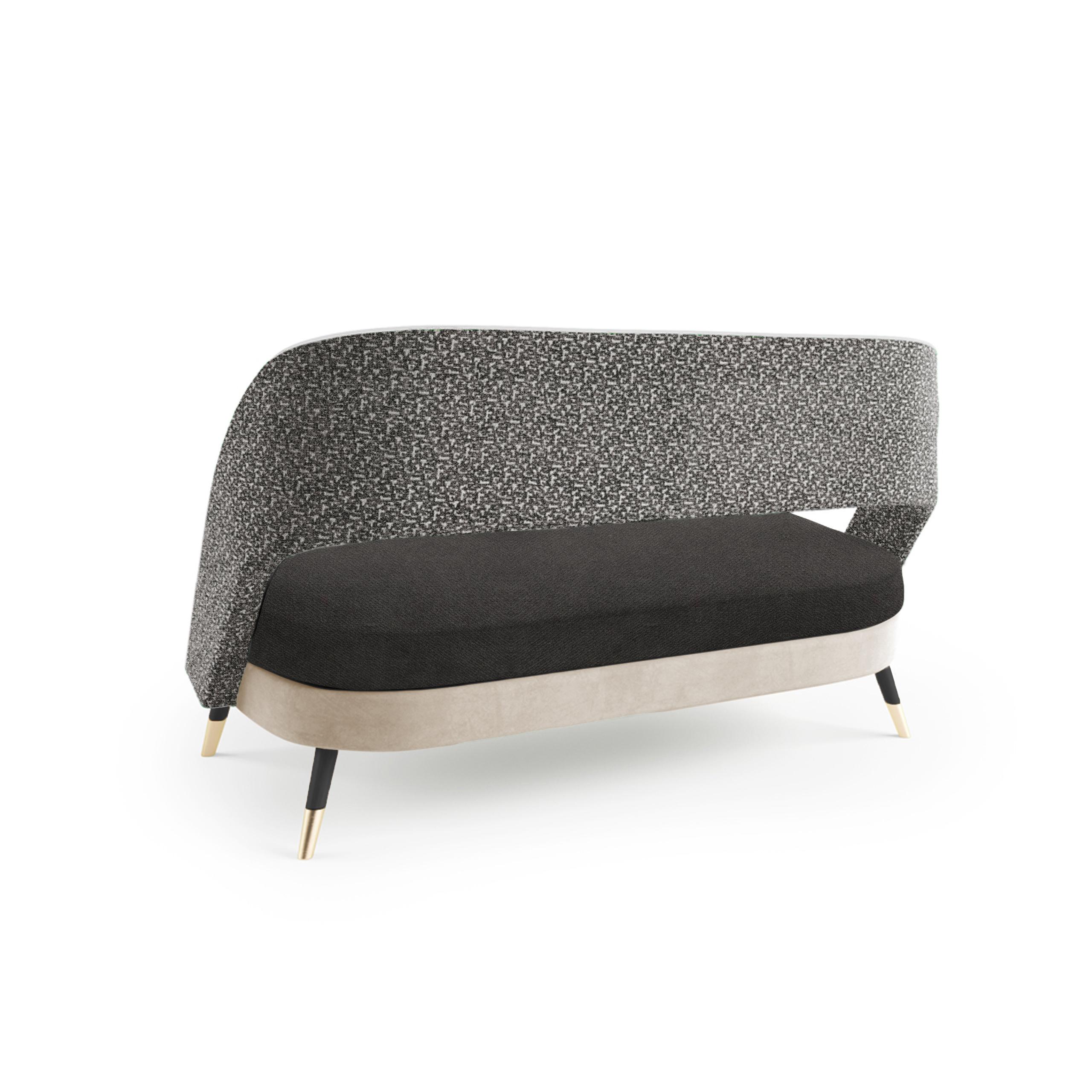 Das bequeme und elegante Sofa Ava ist ein vielseitiges Möbelstück, bei dem der Kreativität keine Grenzen gesetzt sind. Stoffe, Massivholz, Lacke und Messingbeschläge werden auf vielfältige Weise ausgewählt und kombiniert, um die perfekte Kombination