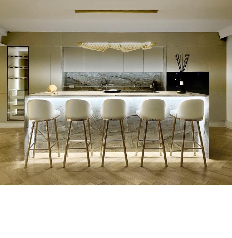 Disponible maintenant, tabouret de bar en laiton plaqué or avec dossier complet en vente 3