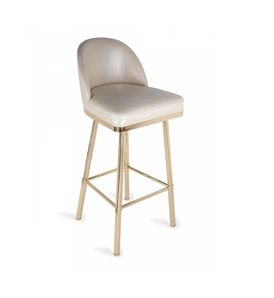 Ce tabouret de bar incarne l'équilibre parfait entre le design contemporain et l'artisanat fonctionnel. Doté d'un dossier gracieusement incurvé et d'un cadre métallique poli, il dégage une sophistication intemporelle tout en offrant un confort