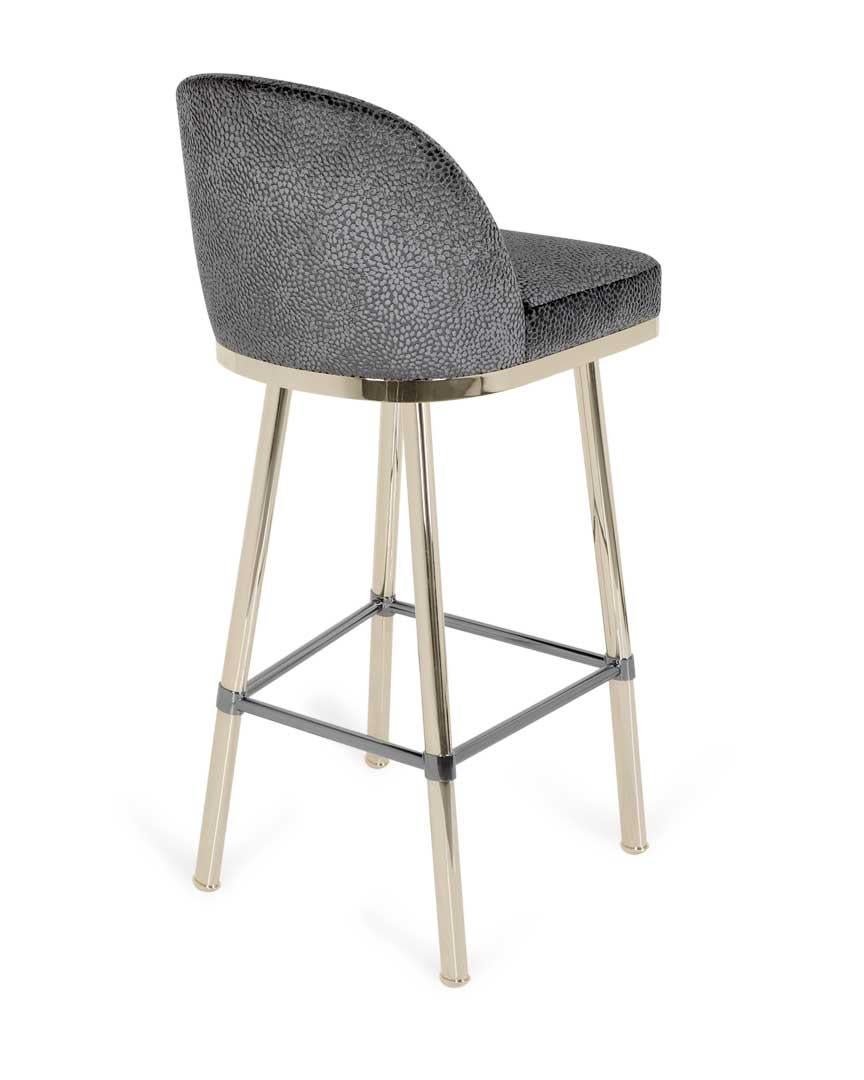 Portugais Disponible maintenant, tabouret de bar en laiton plaqué or avec dossier complet en vente