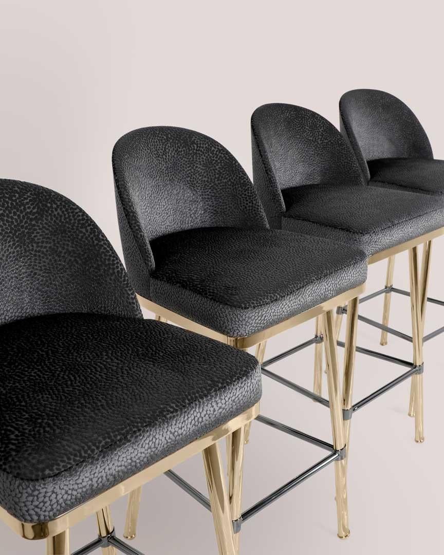 Fait main Disponible maintenant, tabouret de bar en laiton plaqué or avec dossier complet en vente