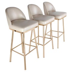 Disponibile ora, sgabello da bar in ottone placcato oro con design a schienale intero