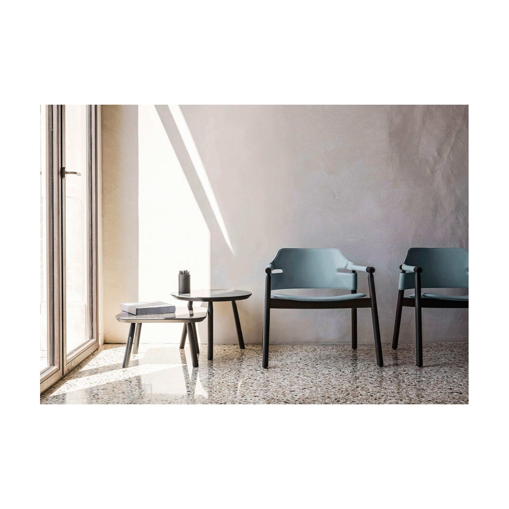 Moderno Disponibile ora Set di due poltrone in stile Midcentury Modern in noce e pelle in vendita