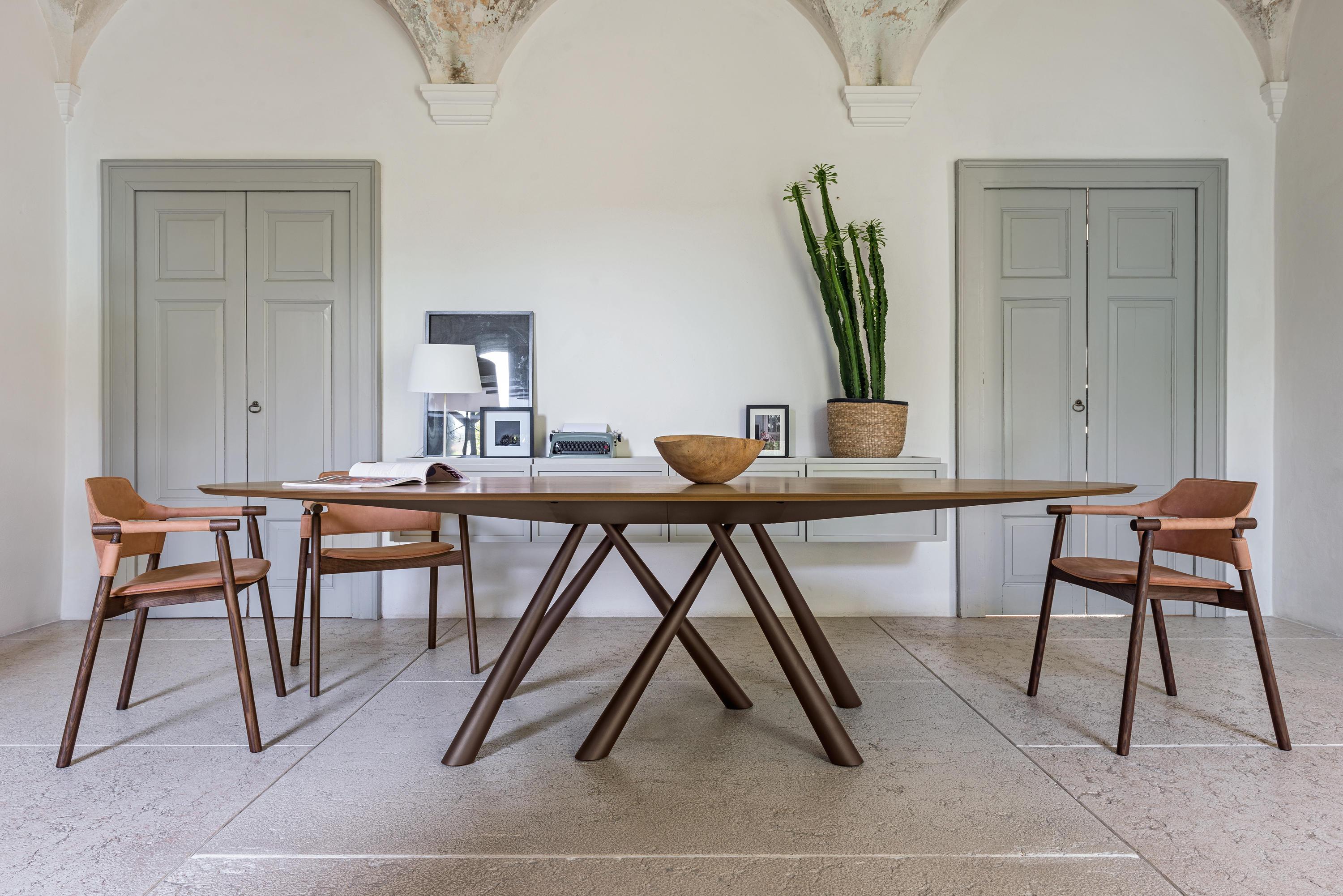 XXI secolo e contemporaneo Disponibile ora Set di due poltrone in stile Midcentury Modern in noce e pelle in vendita