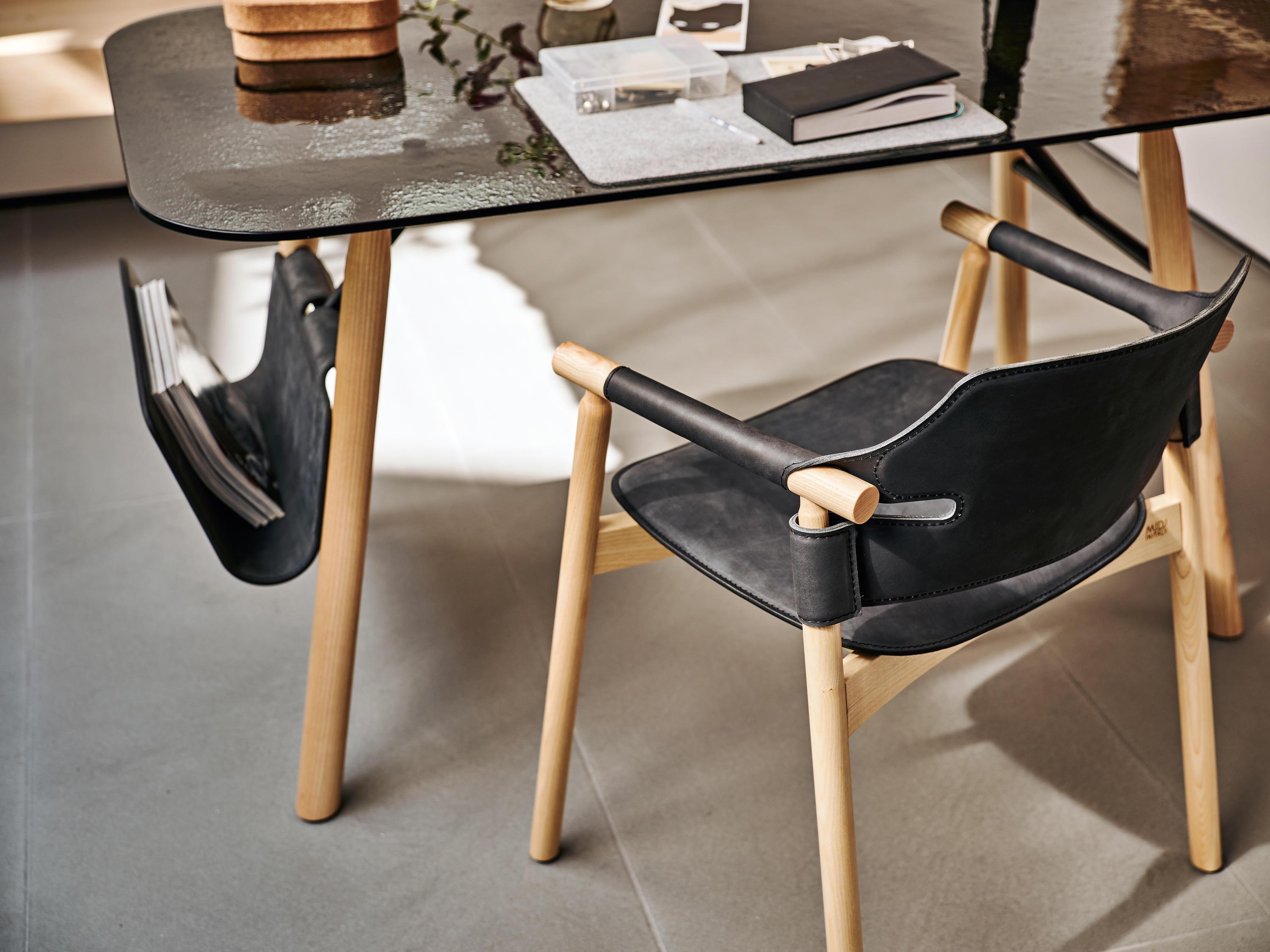 Legno Disponibile ora Set di due poltrone in stile Midcentury Modern in noce e pelle in vendita