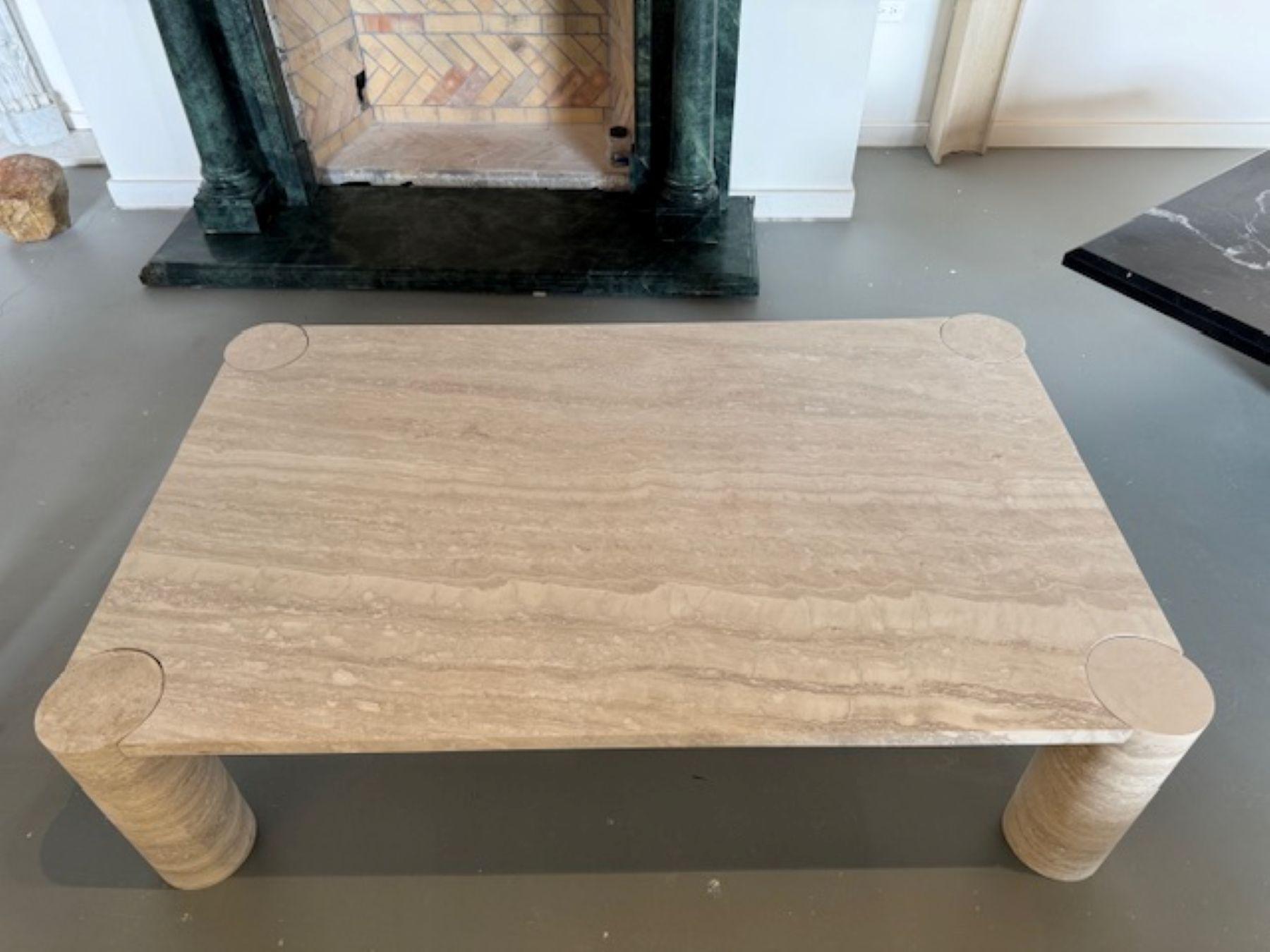 Il nostro elegante e moderno tavolino da caffè Pauline è perfetto per qualsiasi ambiente.  Questo tavolo viene solitamente realizzato su ordinazione, ma al momento ne abbiamo uno disponibile per la vendita!  Questo è stato realizzato con il nostro