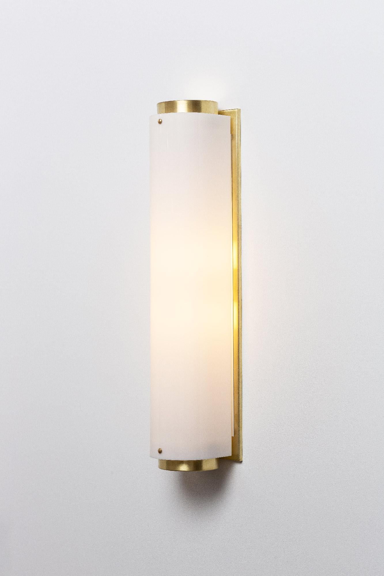 Moderne Arc Small Sconce en laiton avec abat-jour en lucite blanche en vente