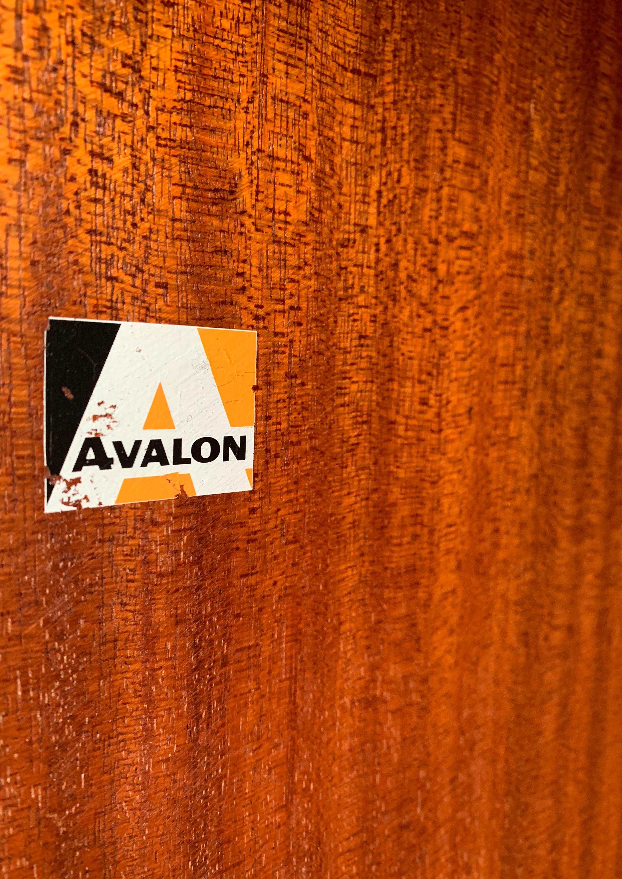 Avalon Modular Teak & Metall Mehrteilig Mid Century Modern Bücherregal Schrankwand

AVALON, ein Regal- und Schrankelement aus Teakholz aus der Mitte des Jahrhunderts, bestehend aus einer Kommode mit drei Schubladen, zwei Regalen, einer