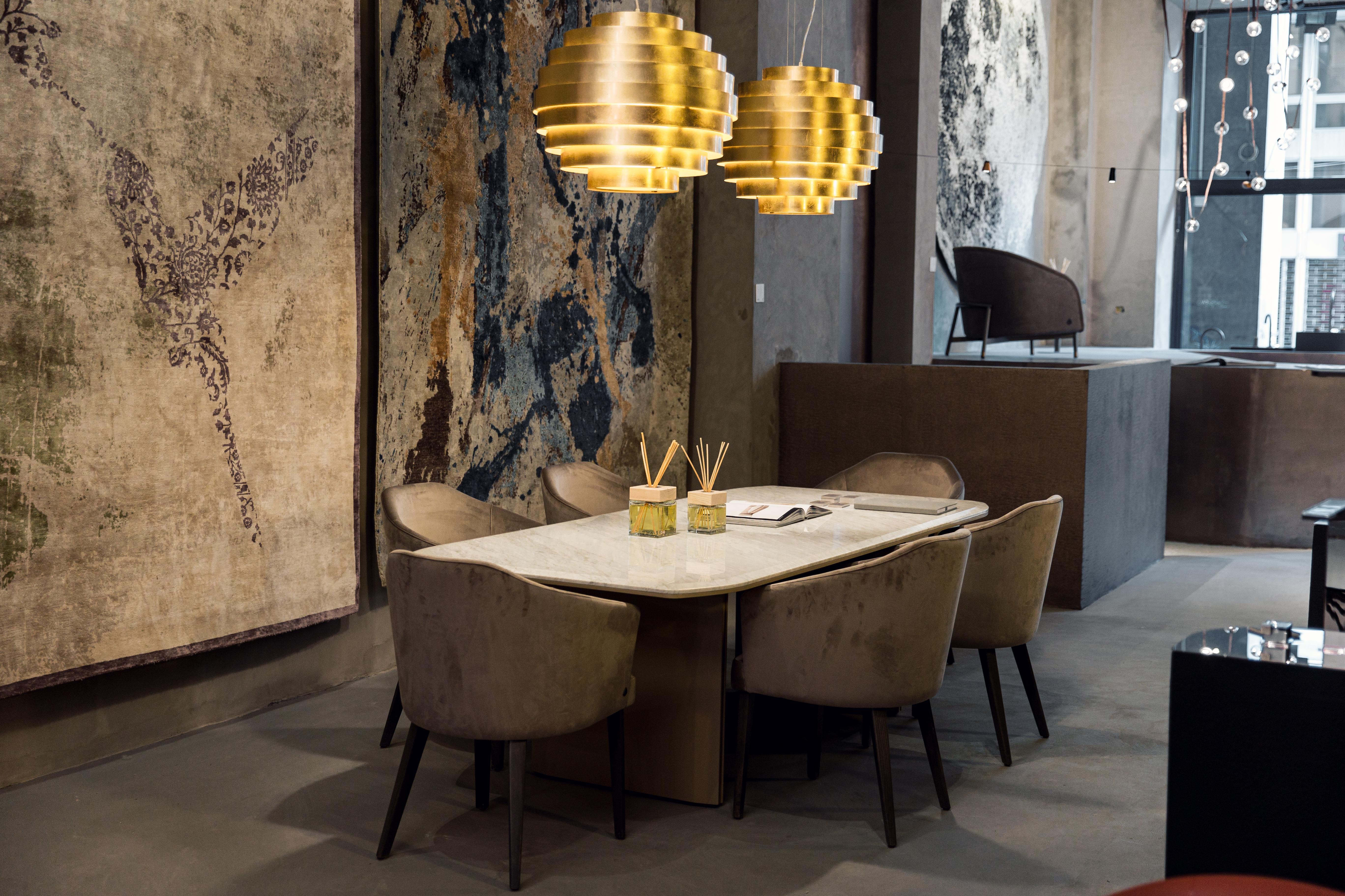 Avalon, table de salle à manger de la collection Diamond, disponible avec plateau en marbre de Carrare chanfreiné, pieds en bois laqué avec inserts métalliques finition titane.