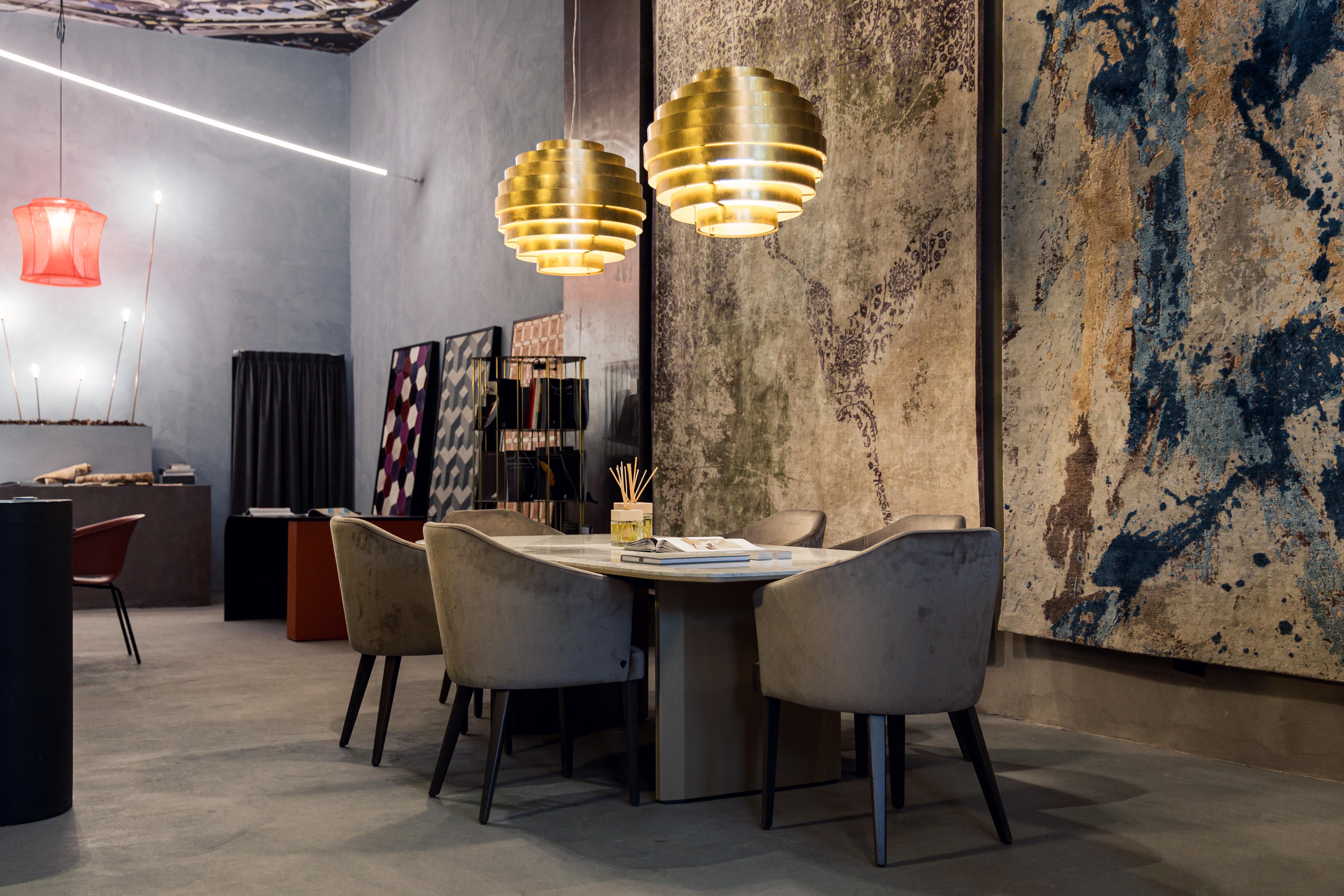 Moderne Table de salle à manger Avalon en marbre de carrare et bois laqué en vente