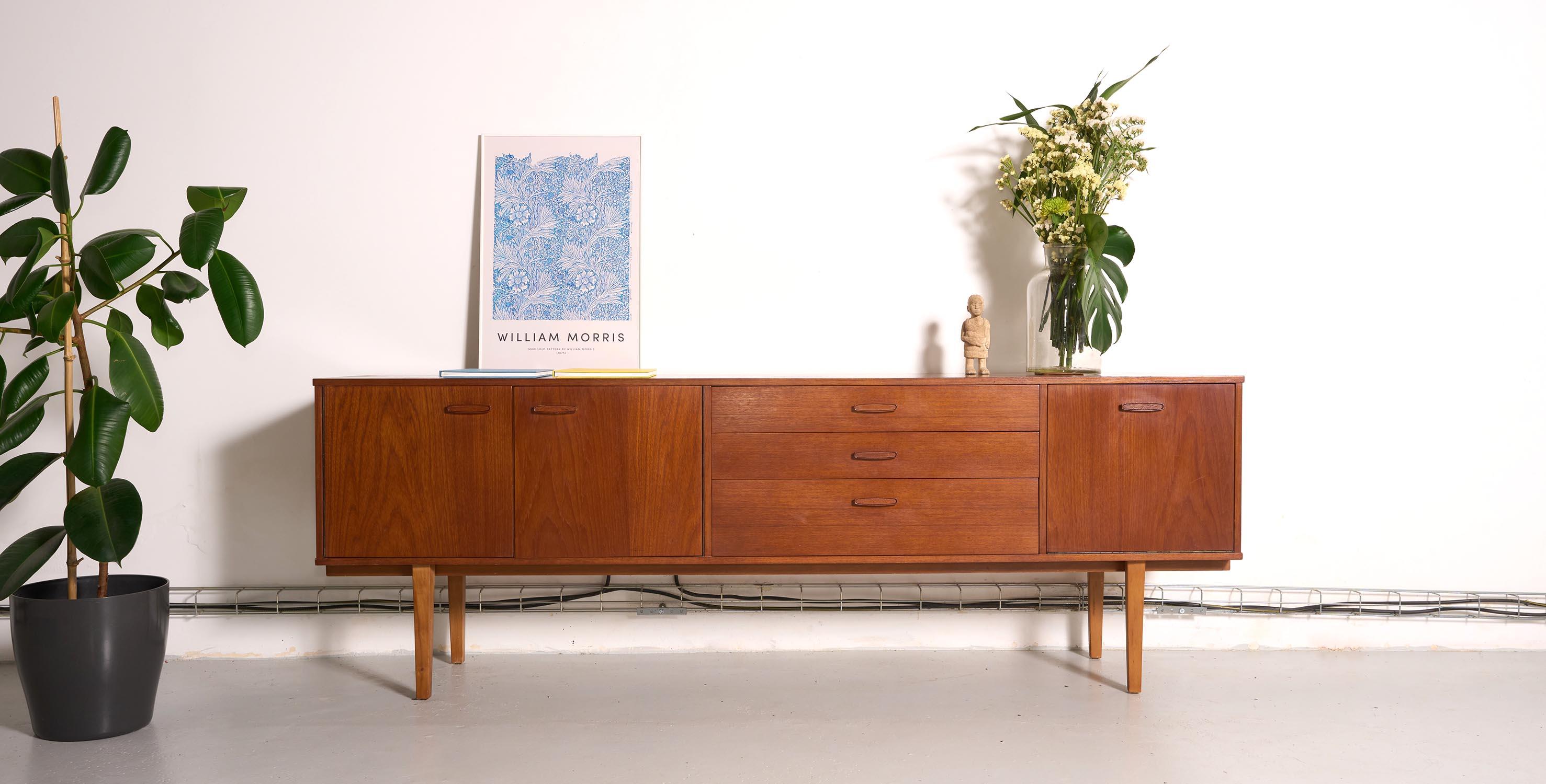 Vintage Avalon Yatton sideboard in teak, Scandinavian style from the 1960s-70s.
This large vintage sideboard can be placed in either the bedroom or the living room to hold hifi, DVDs, magazines or your bar, for example.
Its length of 203cm, with its