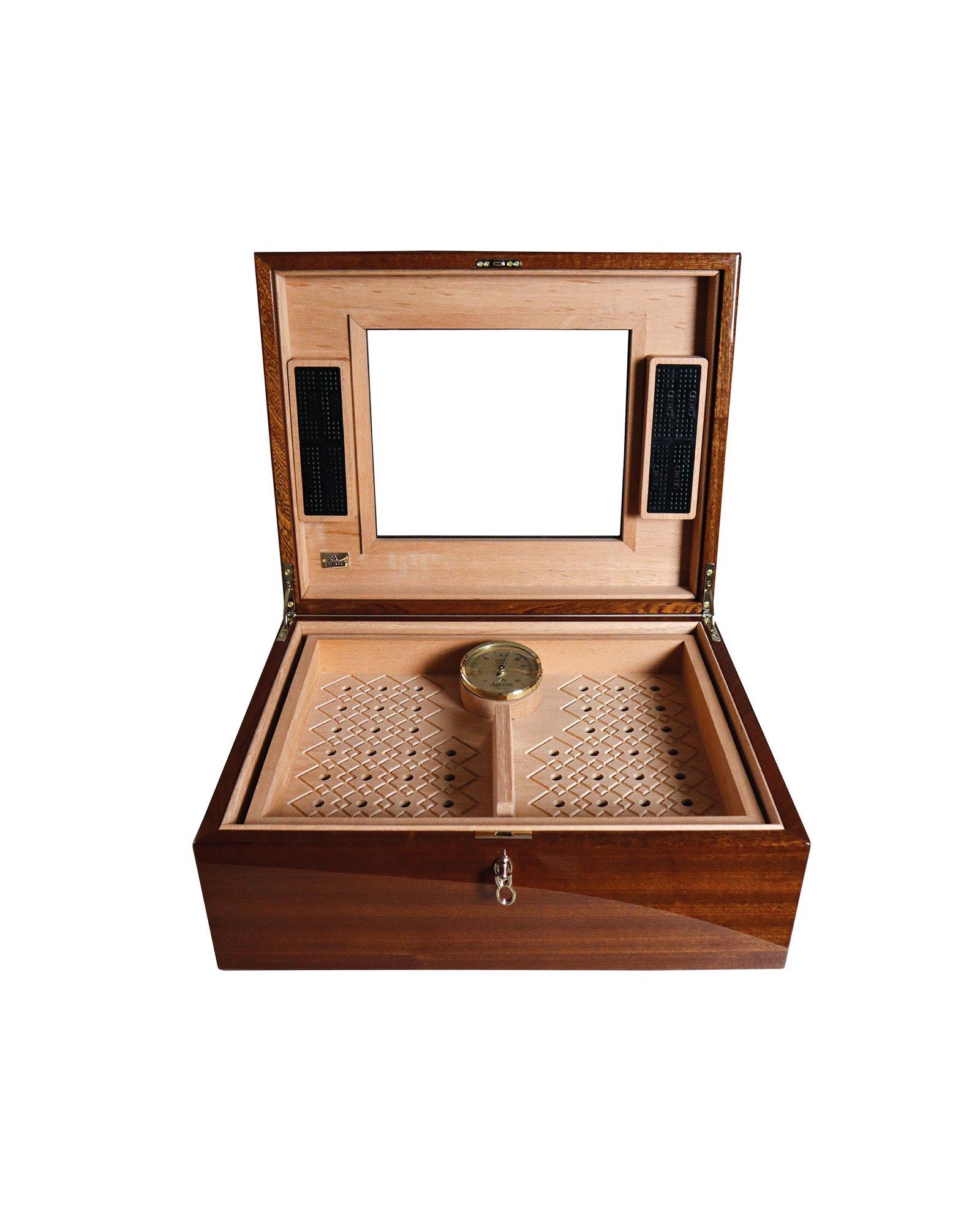 Humidor per 100 sigari in radica di olmo e mogano lucidato. All'interno cedro di prima qualità. Due unità di umidificazione e igrometro di produzione tedesca. Vassoio rimovibile con texture incisa. Chiusura con lucchetto con finitura dorata.