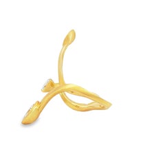 Anillo escultural abierto de oro de 18 quilates con diamantes en talla marquesa de 1,53 ct en total, de estilo vanguardista