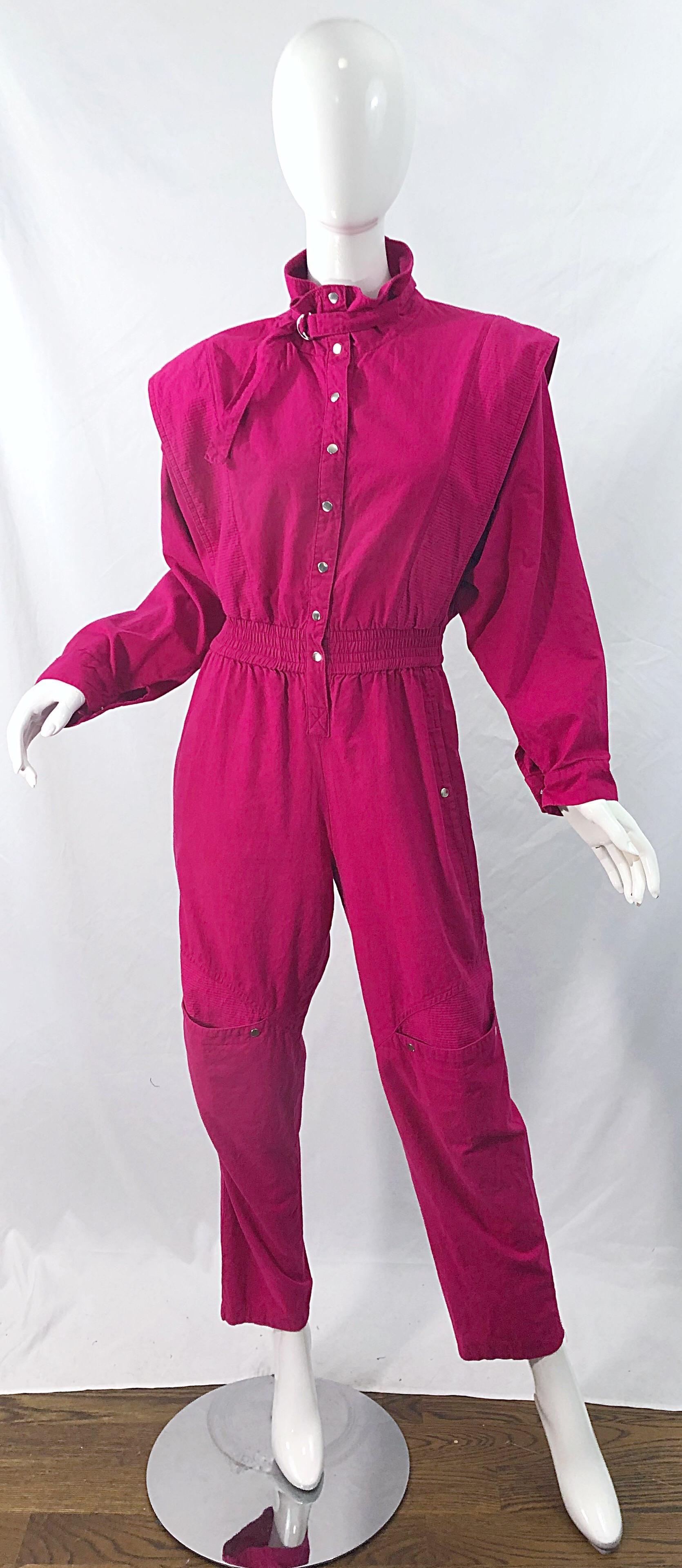 Awesome Avant Garde heißen rosa / magenta ein Stück Baumwolle Overall ! Silberne Druckknöpfe auf der Vorderseite, mit Schnallenverschluss im Nacken. Taschen an jeder Seite der Hüfte und an jedem Knie. Schulterpads mit Dolman-Ärmeln können eine