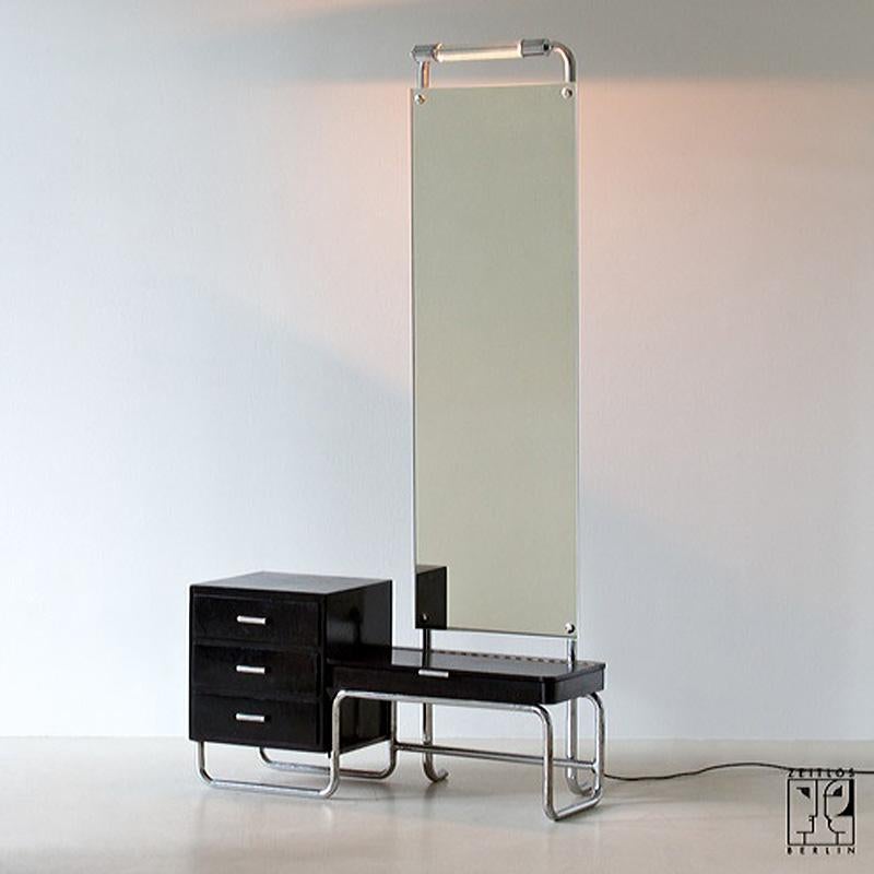 La rare commode miroir restaurée de grande qualité proposée a été fabriquée par l'important fabricant de meubles en acier tubulaire Hynek Steele. Certains meubles de Hynek Gottwald ont été présentés dans l'exposition 