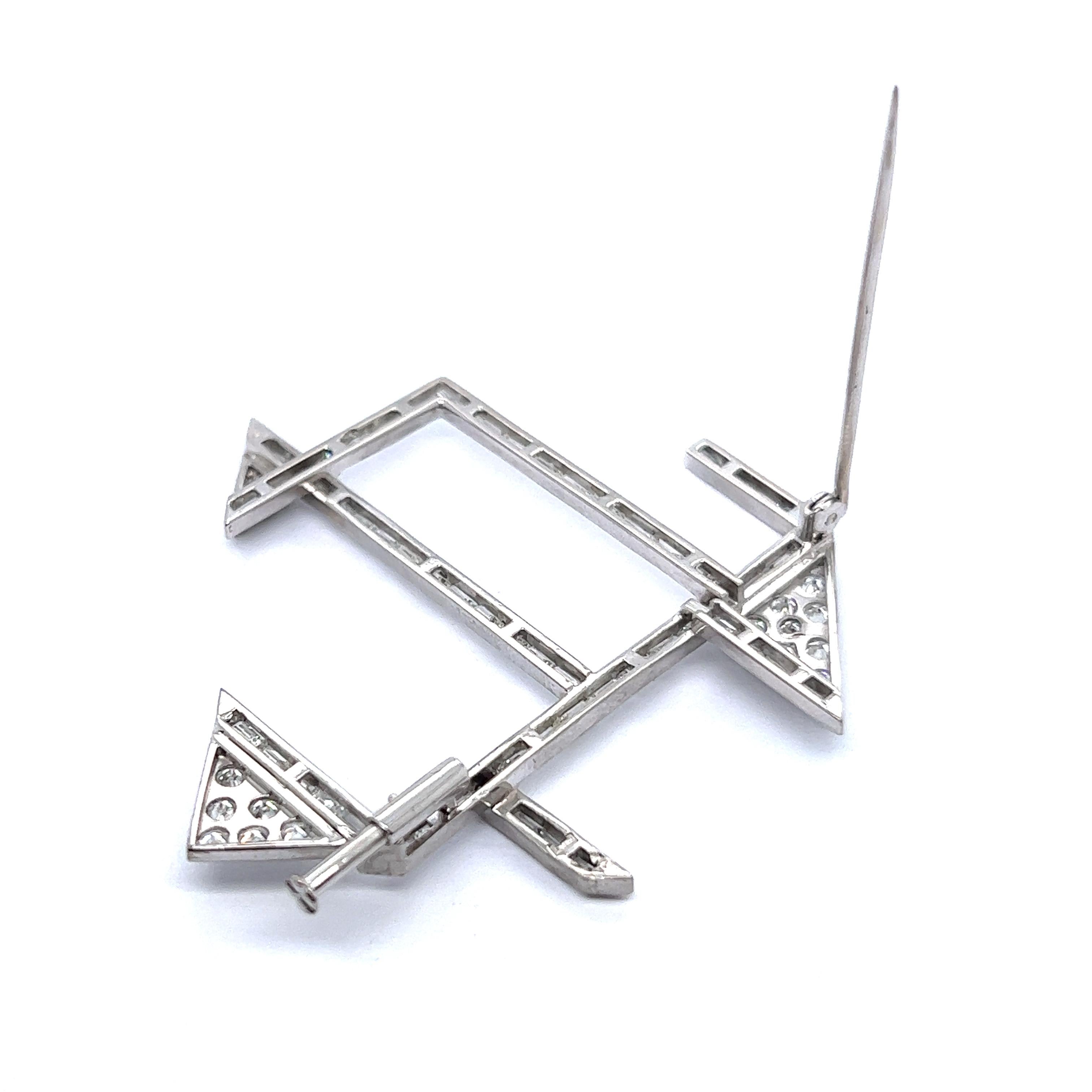 Avant-Garde Brooch with Diamonds in Platinum 950 In Good Condition For Sale In Lucerne, CH