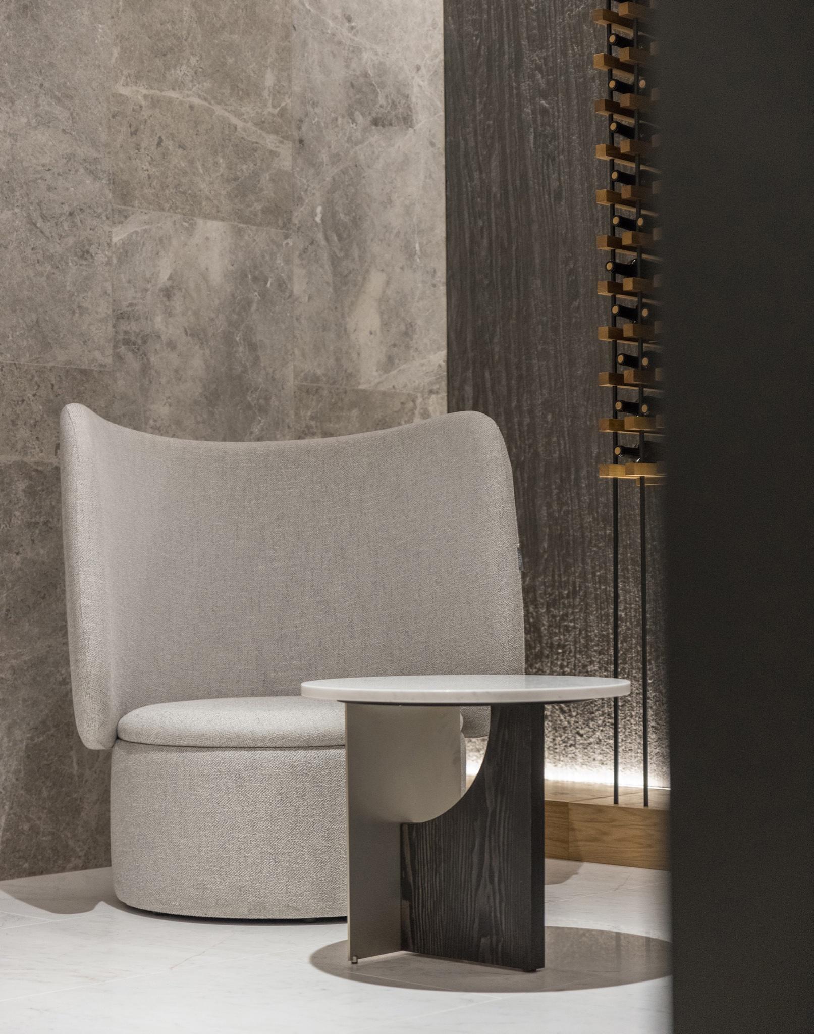 L'estetica di questa poltrona lounge contemporanea ricorda le forme sinuose e le linee pulite e neutre dell'architettura classica. Ti avvolge e ti abbraccia, la base si unisce allo schienale in modo caldo e sottile.
Contattaci per richiedere le