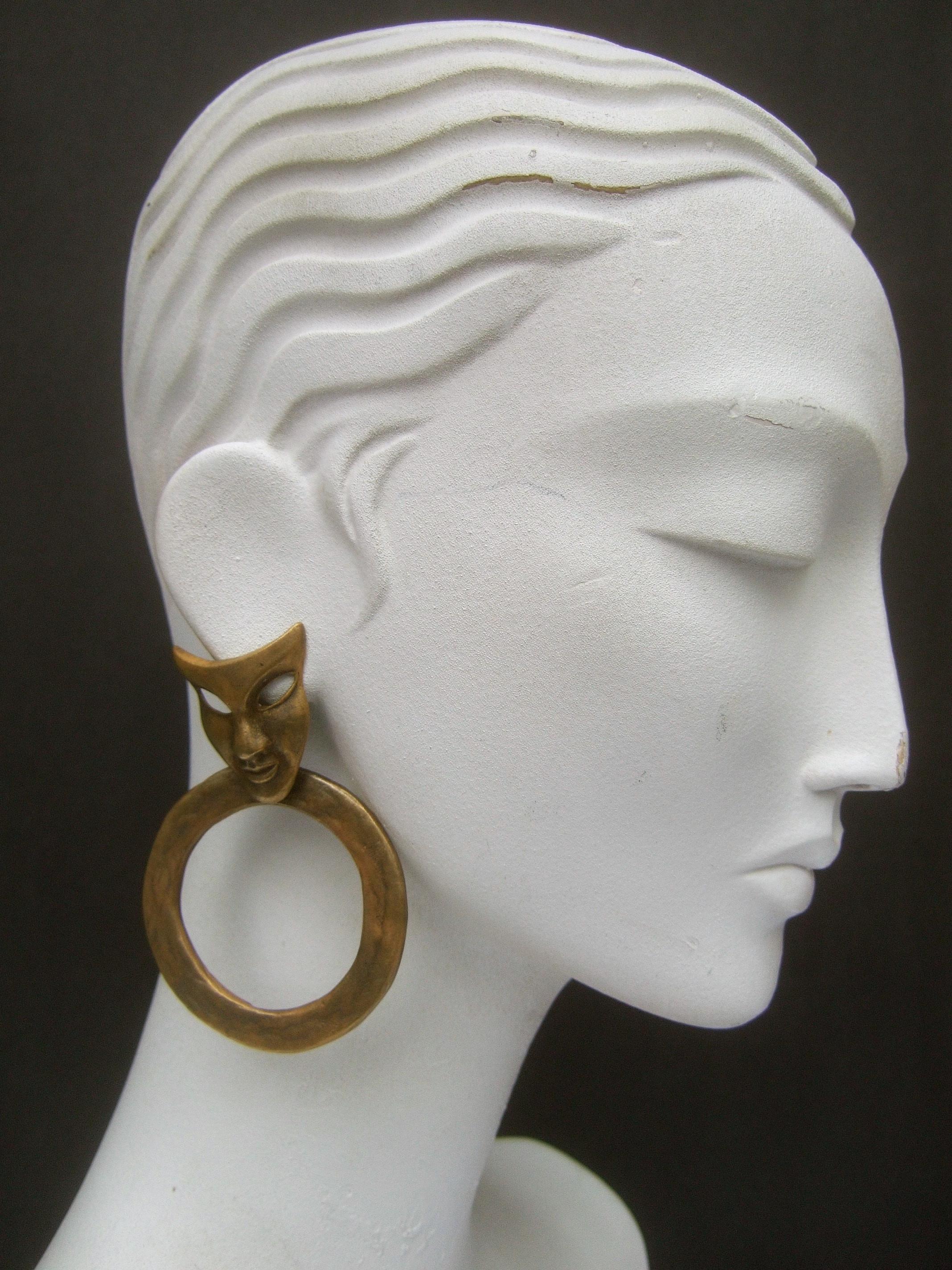 Grandes boucles d'oreilles à clips fantaisie d'avant-garde conçues par Les Bernard vers 1980 Bon état - En vente à University City, MO