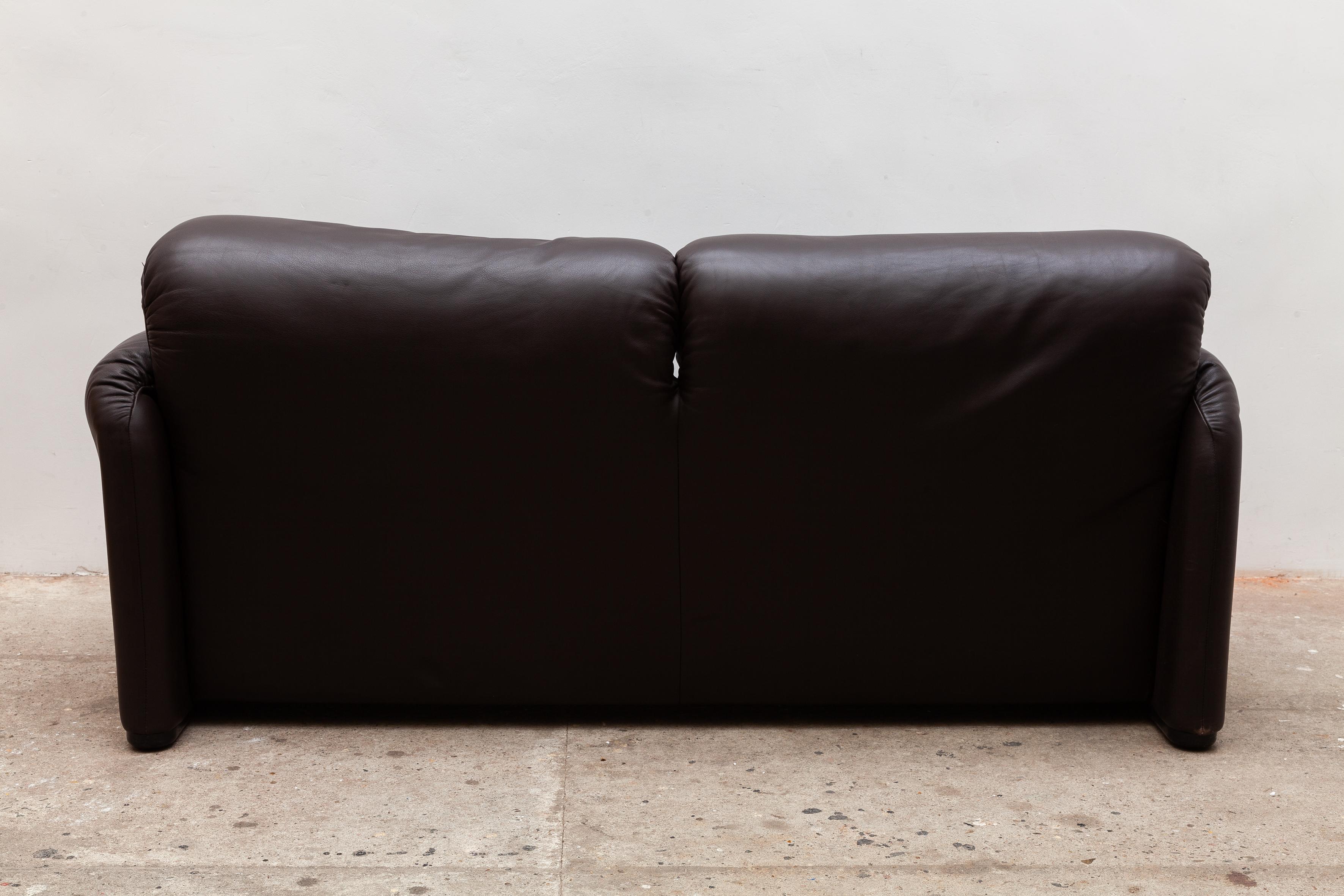 “Maralunga” sofa designed by Vico Magistretti for Cassina, Italy. The back cushions can be raised or lowered for desired back or neck support. Chocolate brown leather in excellent condition. This avant-garde mechanism, patented by Cassina, makes the