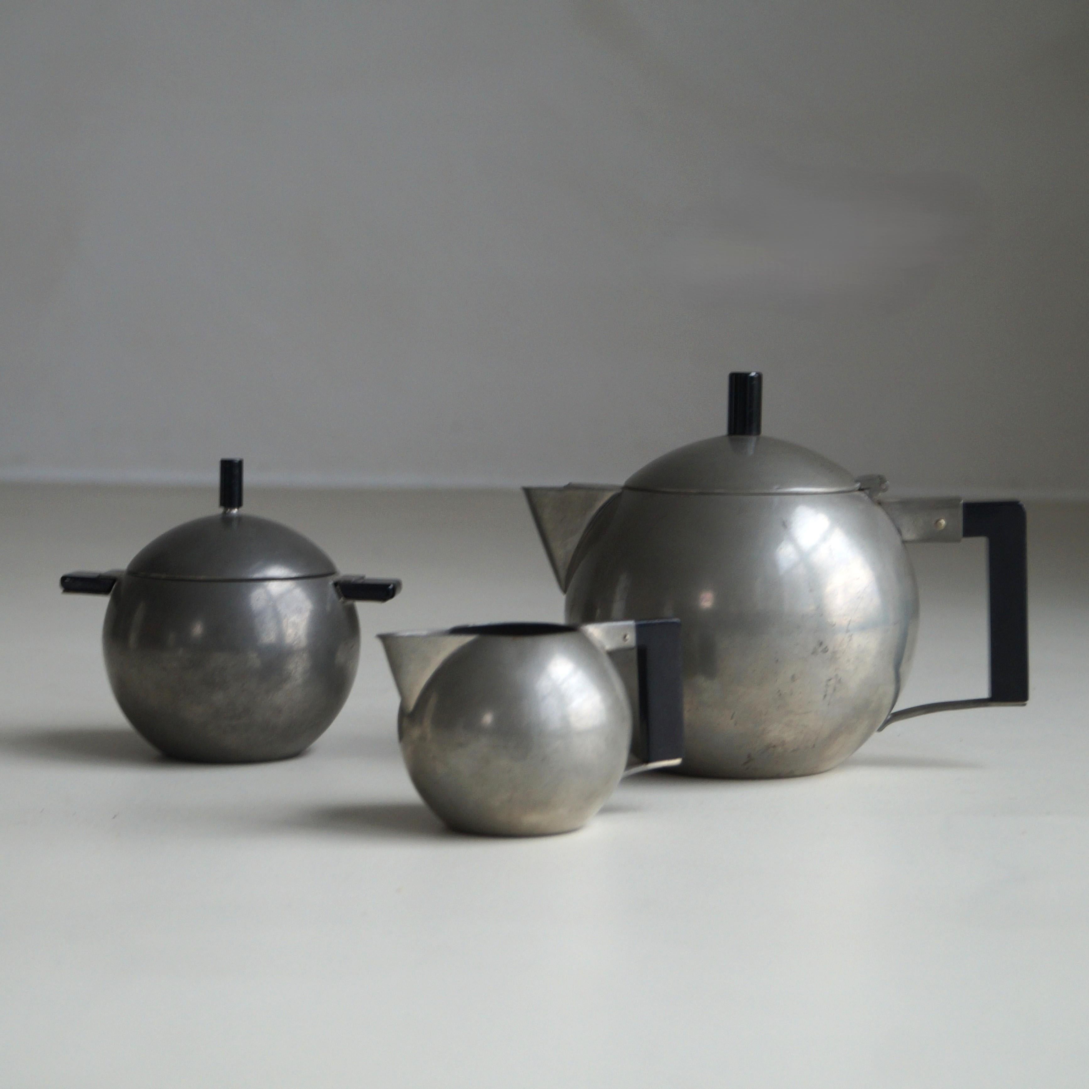 Pewter Avant-garde modernist tea service by C v.d. Hoef for GERO, 1920s For Sale