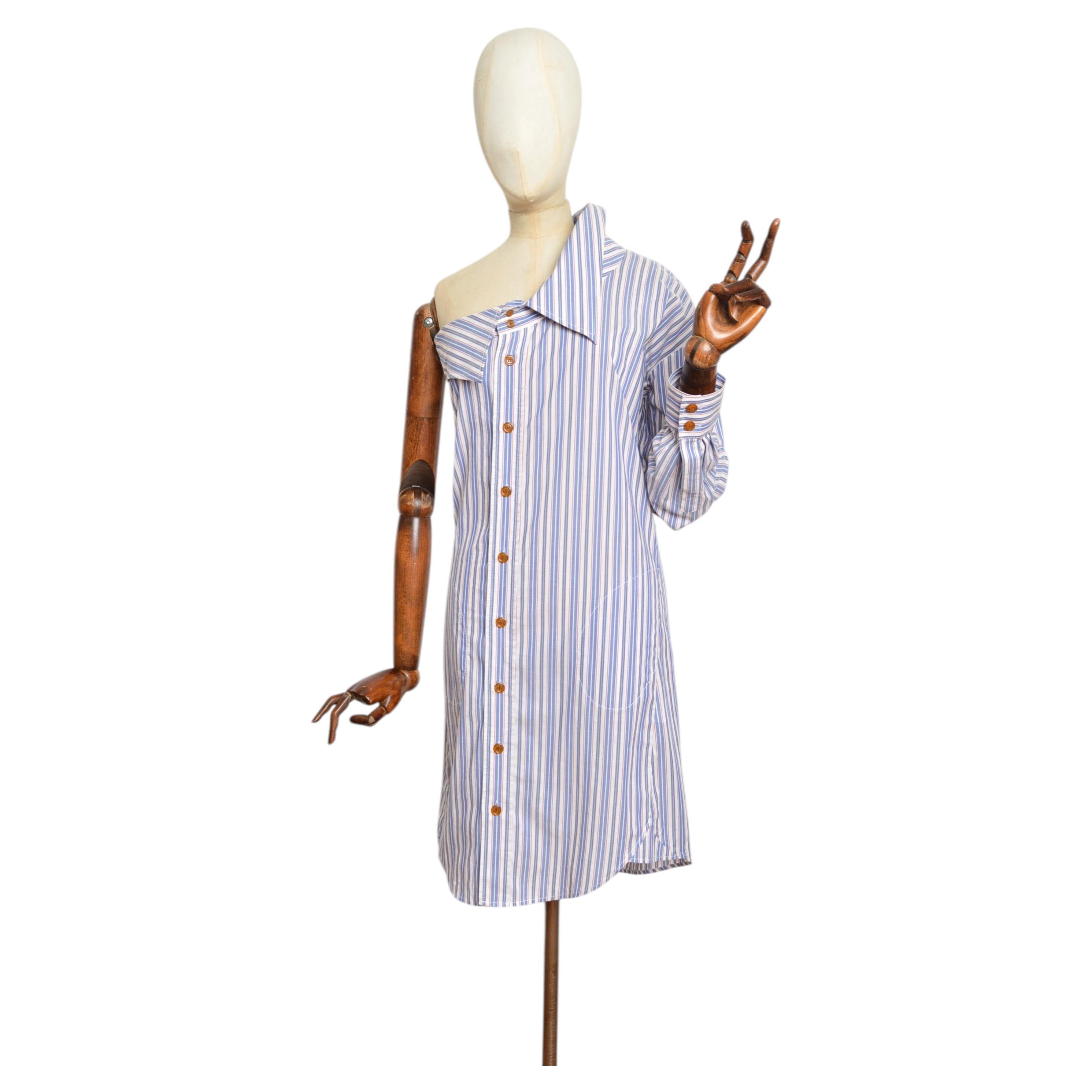 Avant Garde, collection printemps-été 2001 : robe à rayures bleues de Vivienne Westwood, style chemise à une épaule