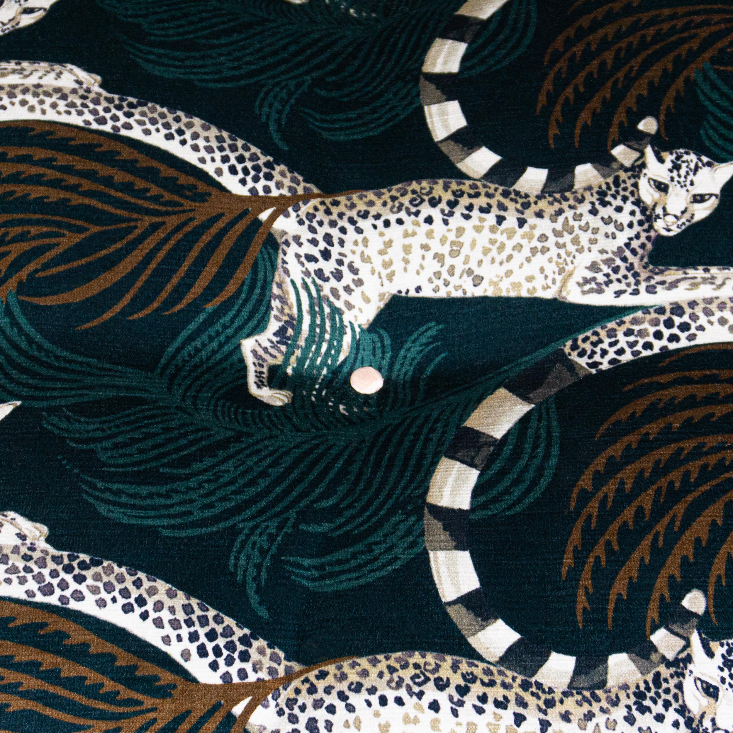 Avantgardistisches Sofa und Daybed mit dunkelgrünem, mit Tieren bedrucktem Samt im Angebot 8