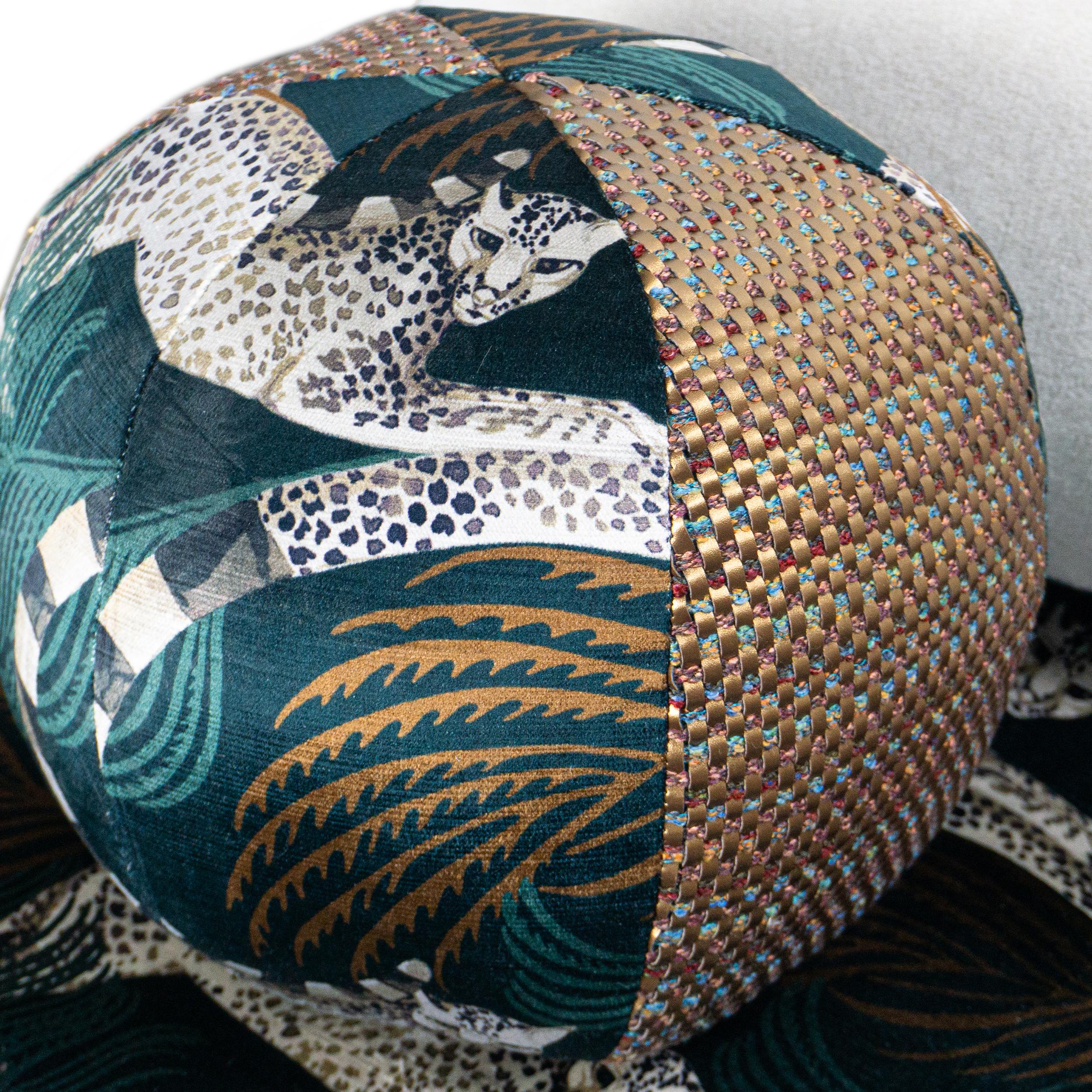 Avantgardistisches Sofa und Daybed mit dunkelgrünem, mit Tieren bedrucktem Samt im Angebot 9