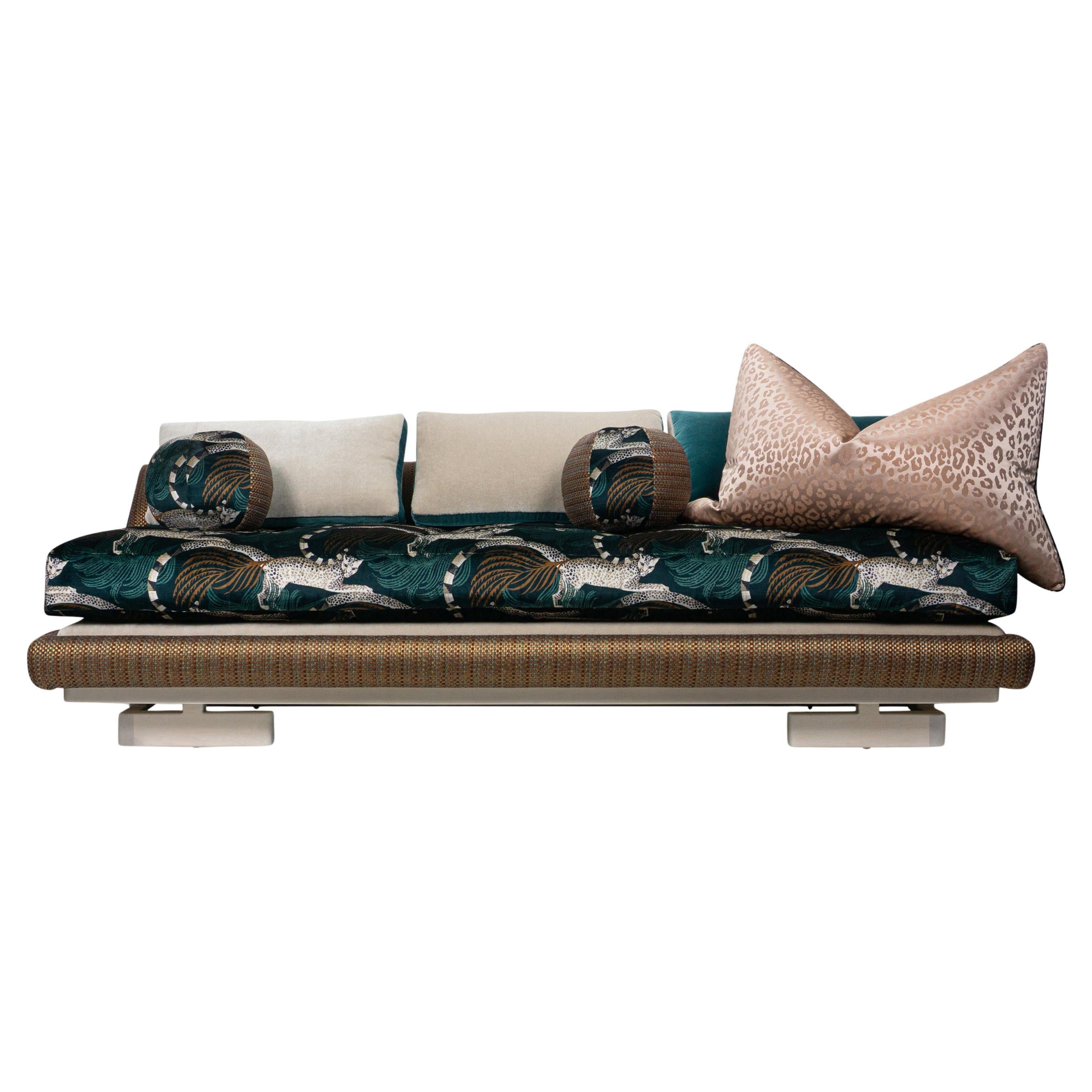 Avantgardistisches Sofa und Tagesbett. Die Sitzbank ist mit Federkernkissen aus hochdichtem Schaumstoff gefüllt, die mit Daunen/Federn ummantelt sind, und schläft sehr gut. Unkomplizierter Bettumbau, einfach die Rückenkissen entfernen und ein Laken