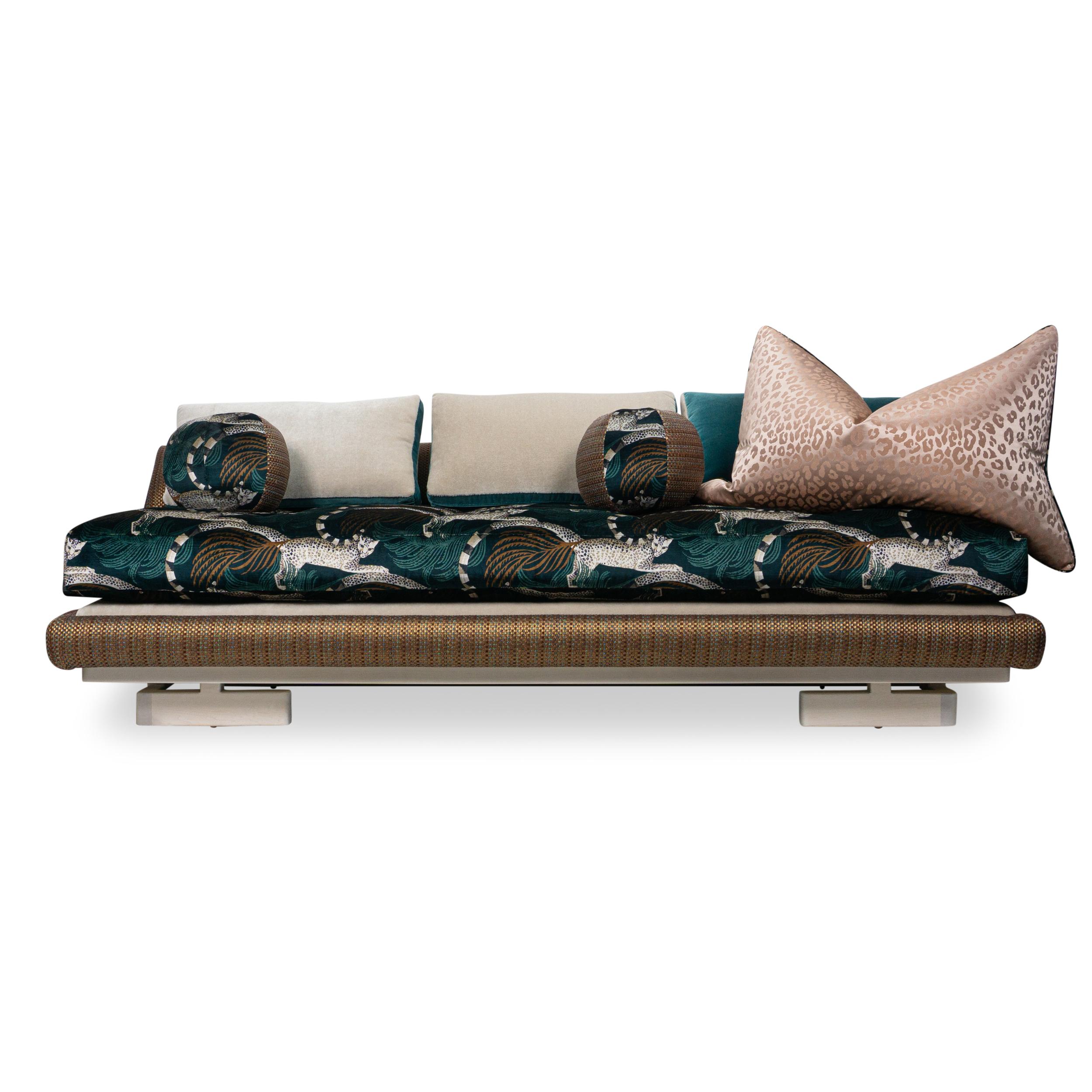 Avantgardistisches Sofa und Daybed mit dunkelgrünem, mit Tieren bedrucktem Samt (Satin) im Angebot