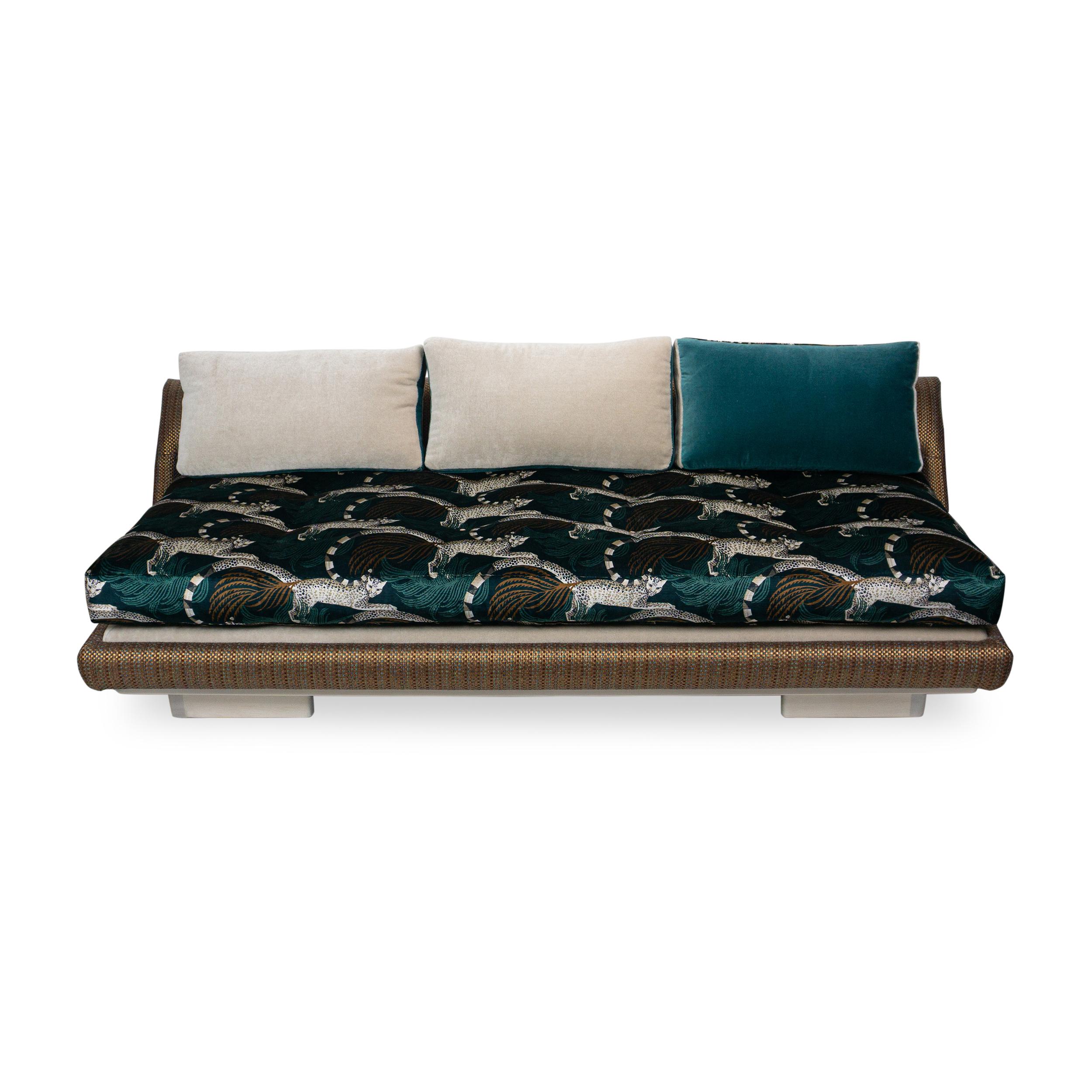 Avantgardistisches Sofa und Daybed mit dunkelgrünem, mit Tieren bedrucktem Samt im Angebot 1