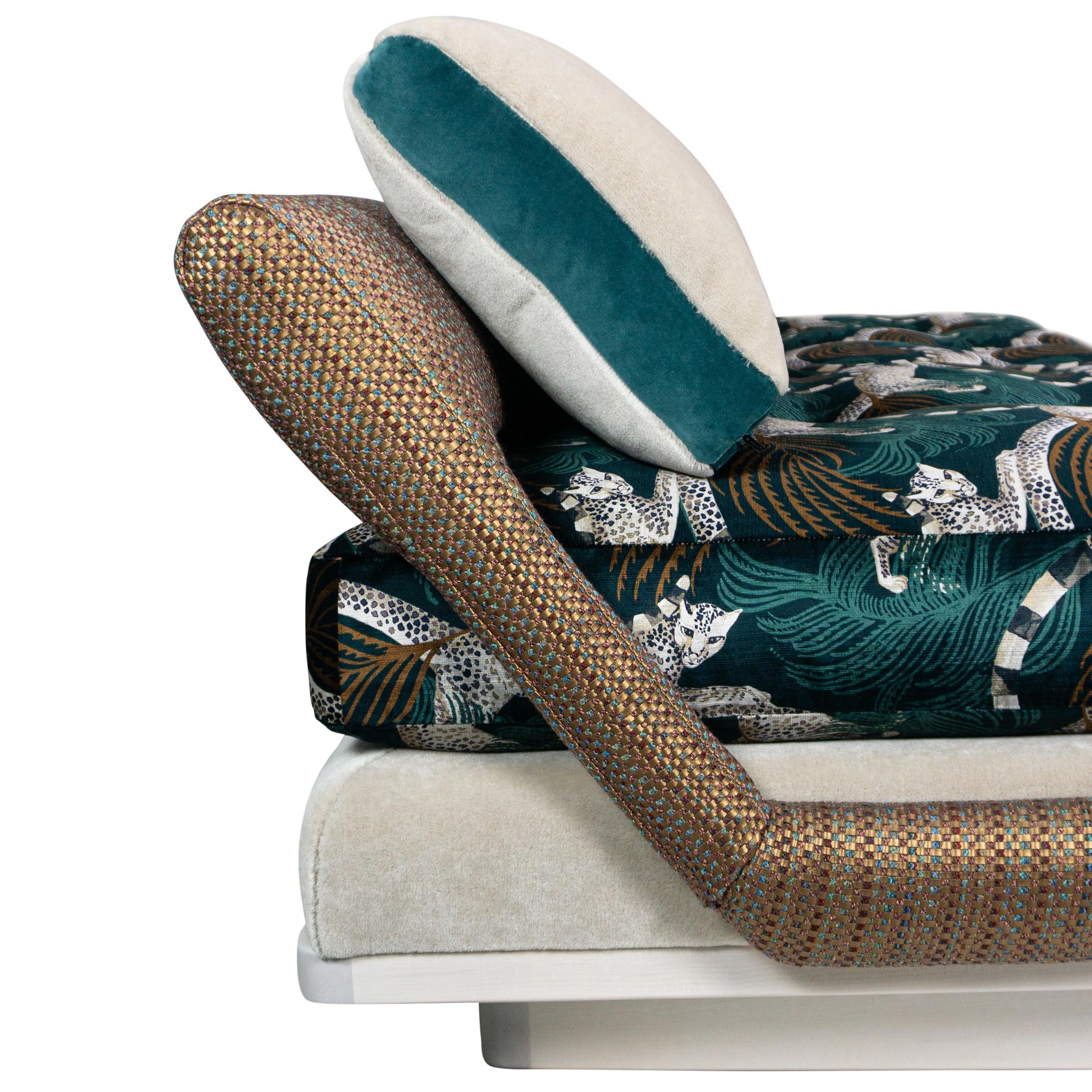 Avantgardistisches Sofa und Daybed mit dunkelgrünem, mit Tieren bedrucktem Samt im Angebot 3