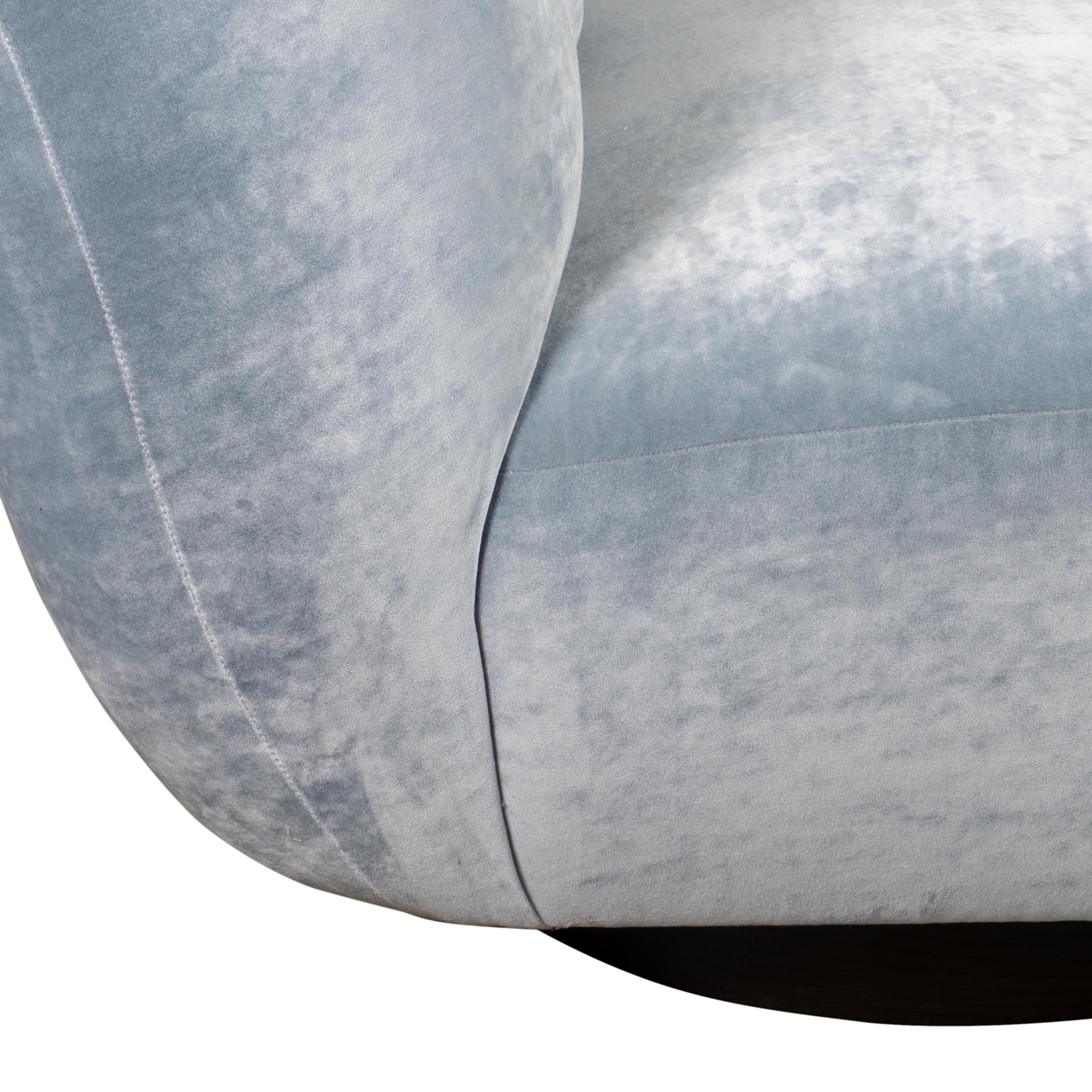 Sofá Avant-Garde con respaldo Jumbo Channel de terciopelo azul claro triturado en venta 4