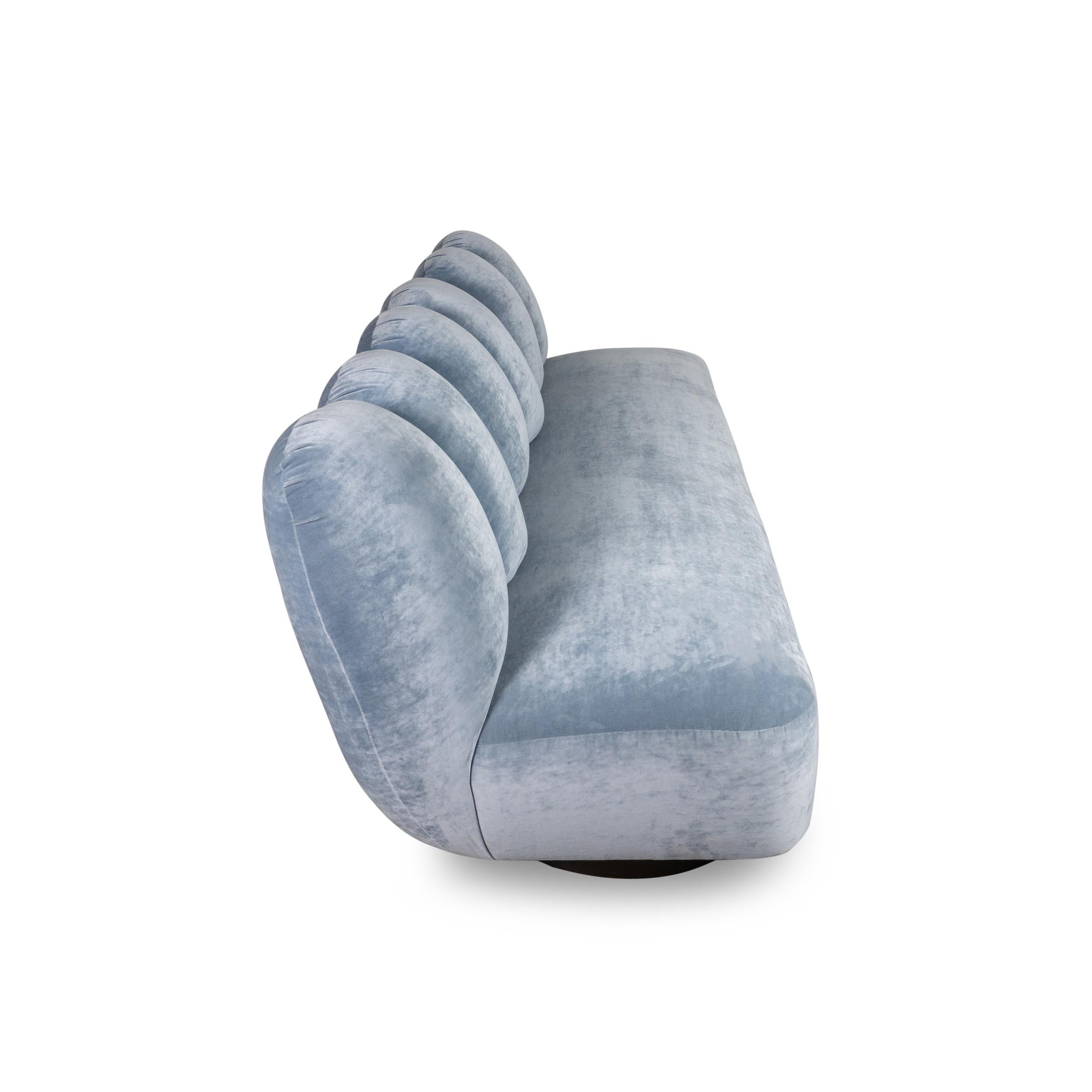 Sofá Avant-Garde con respaldo Jumbo Channel de terciopelo azul claro triturado Estadounidense en venta