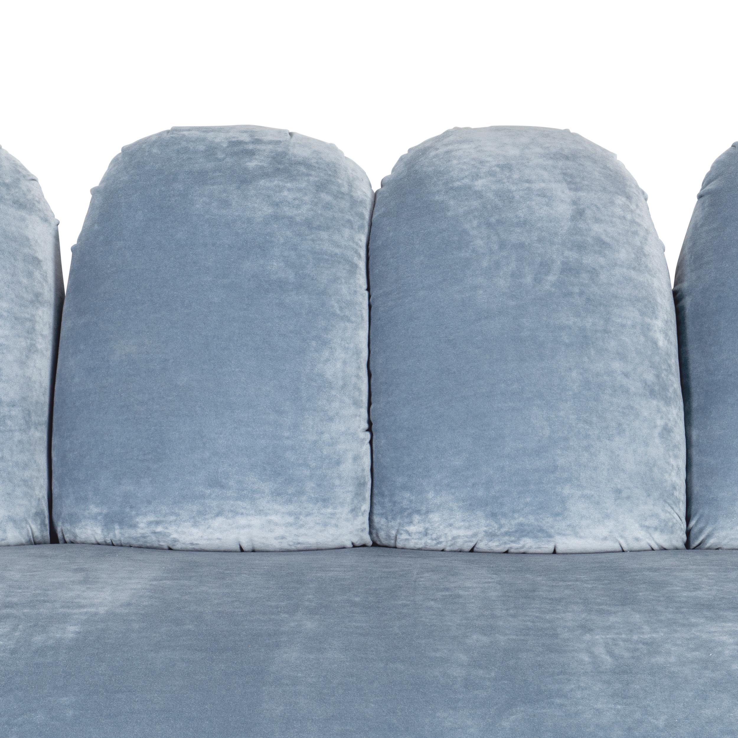 Sofá Avant-Garde con respaldo Jumbo Channel de terciopelo azul claro triturado Terciopelo en venta