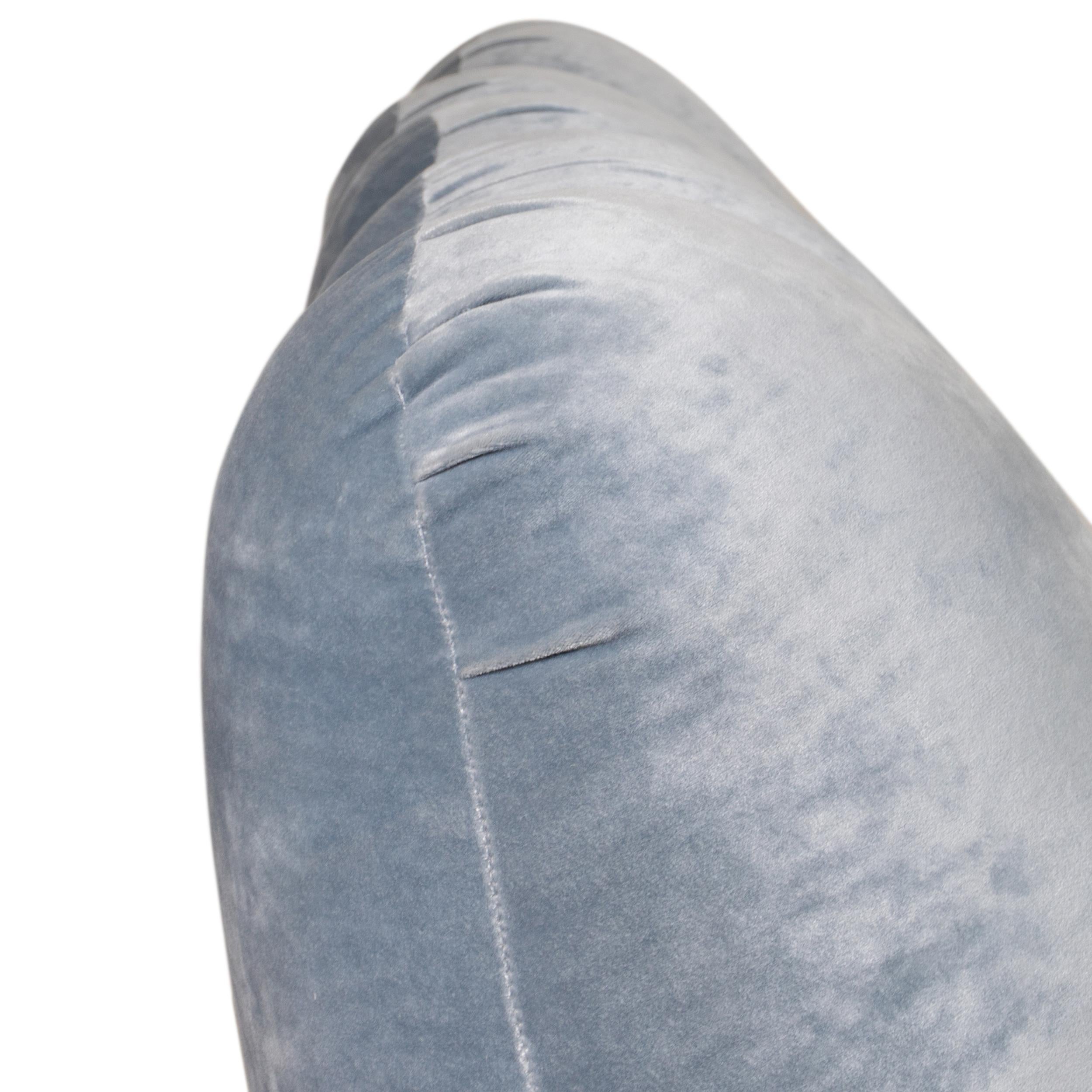 Sofá Avant-Garde con respaldo Jumbo Channel de terciopelo azul claro triturado en venta 1