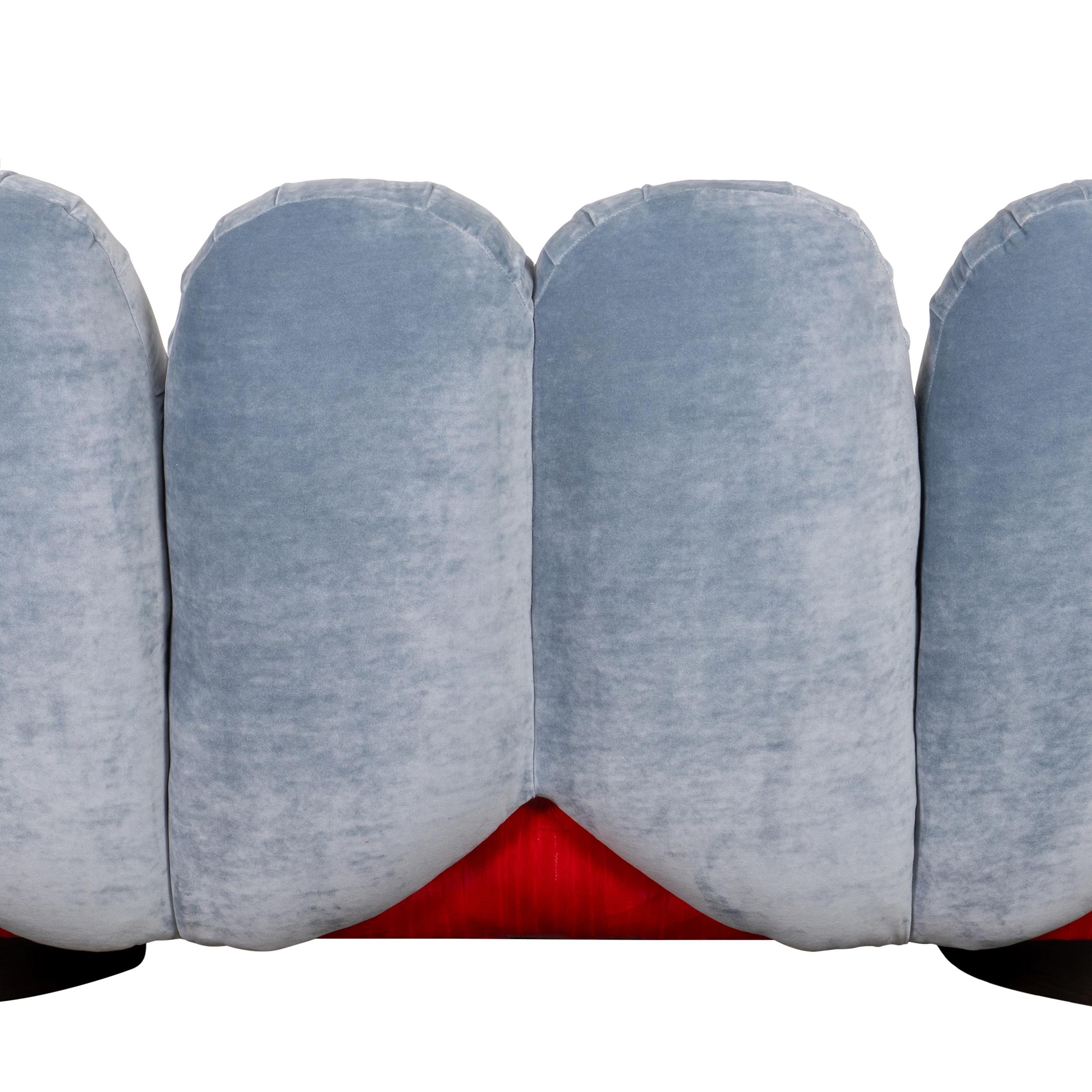 Sofá Avant-Garde con respaldo Jumbo Channel de terciopelo azul claro triturado en venta 2