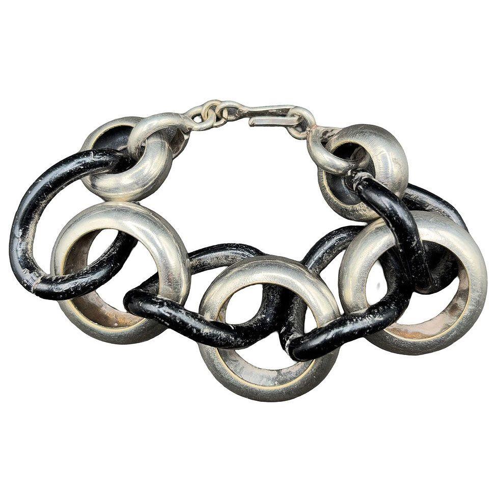 Chaîne à maillons Pomellato en argent sterling du milieu du siècle, bracelet gourmette. Elegant et audacieux, ce bracelet gourmette Avant Garde des années 1960 présente des maillons de chaîne profilés en argent massif avec des maillons émaillés