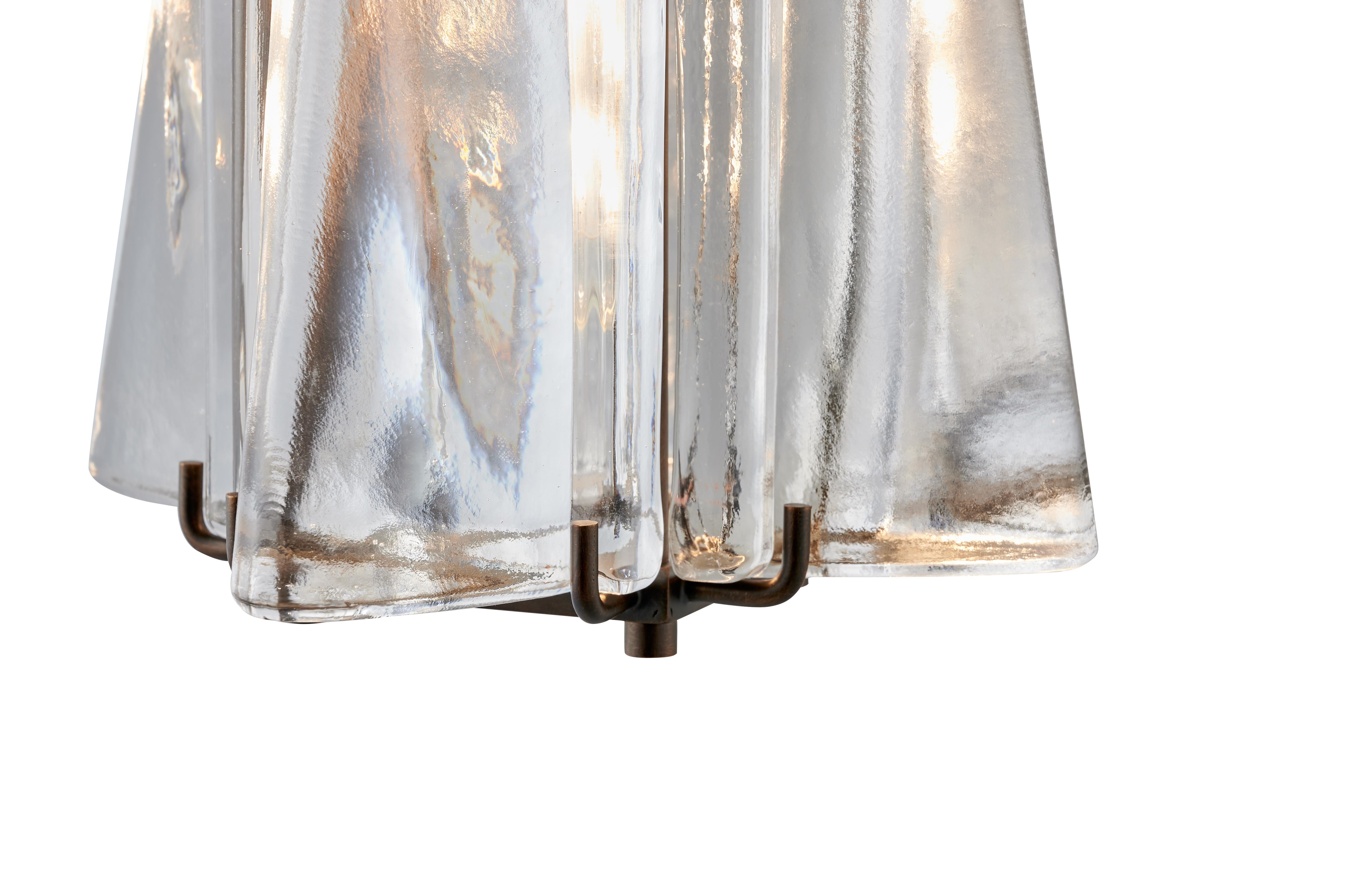 Un quartetto di eleganti blocchi di vetro fusi in sabbia in una solida cornice in bronzo sfregato a olio. Taglie personalizzate disponibili.

I modelli della collezione sono realizzati singolarmente a mano dagli abili artigiani del nostro studio. Su