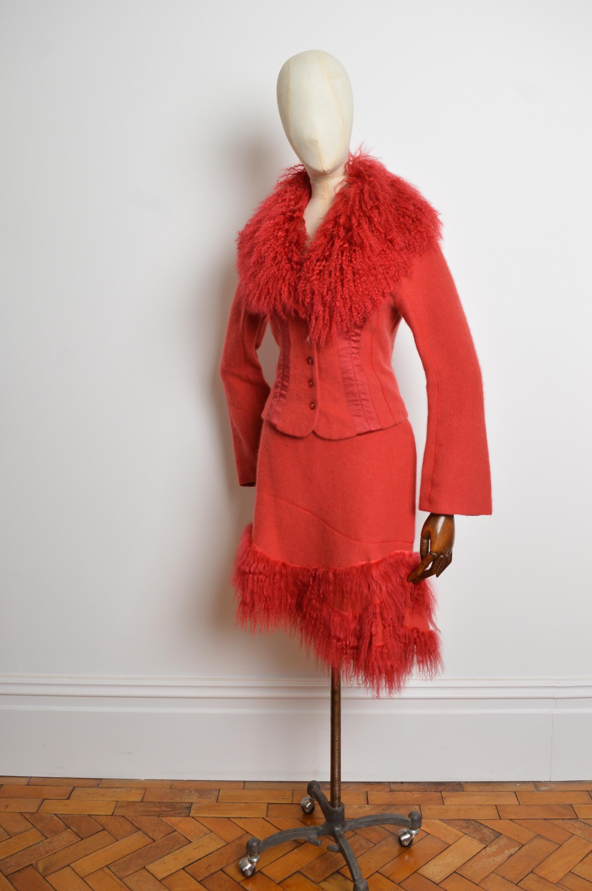 Tuta Avant Guard 2000 Cherry Red Mongolian Lamb con giacca e gonna aderente - Alpaca in vendita 5