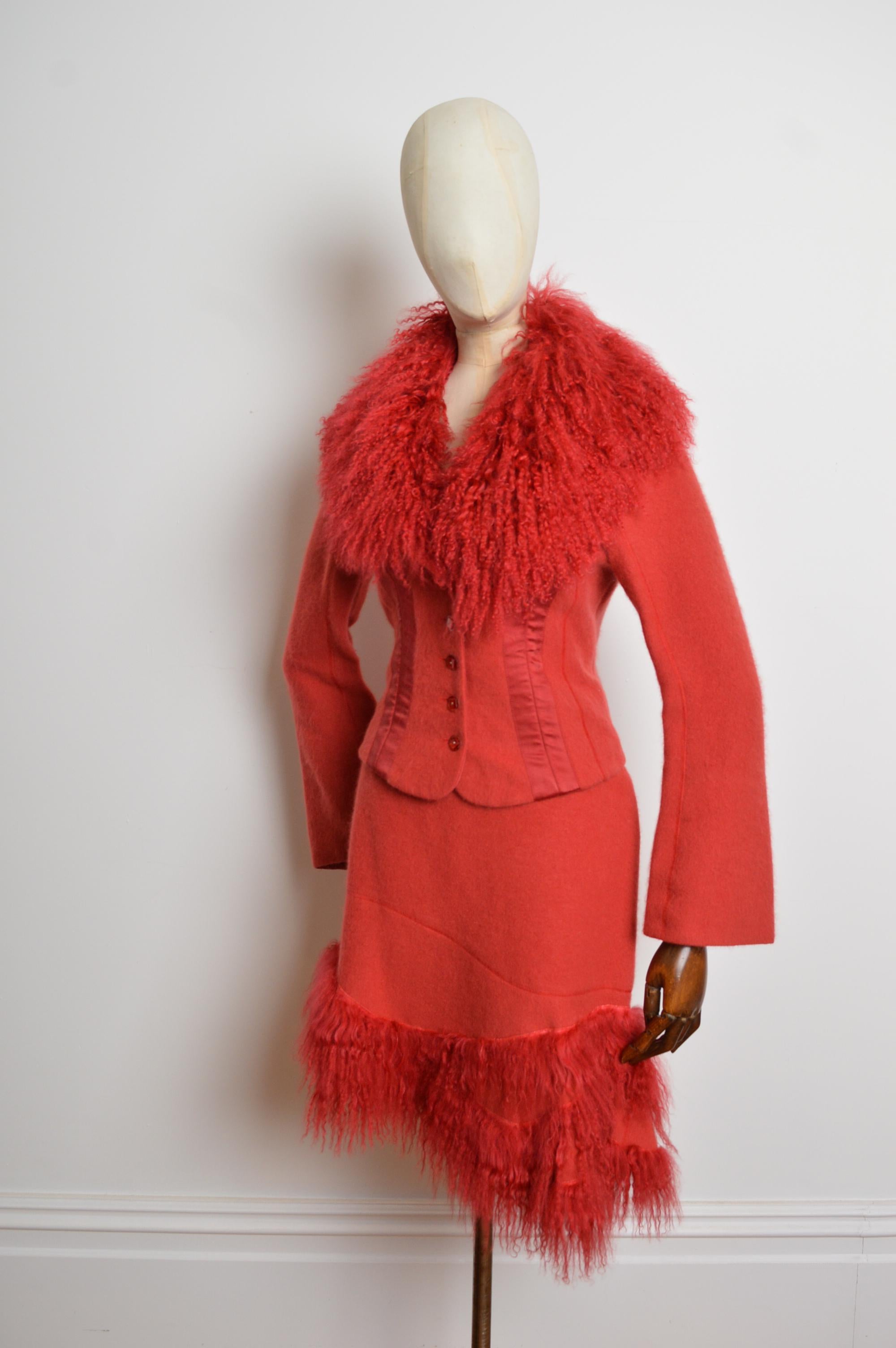 Tuta Avant Guard 2000 Cherry Red Mongolian Lamb con giacca e gonna aderente - Alpaca in vendita 6