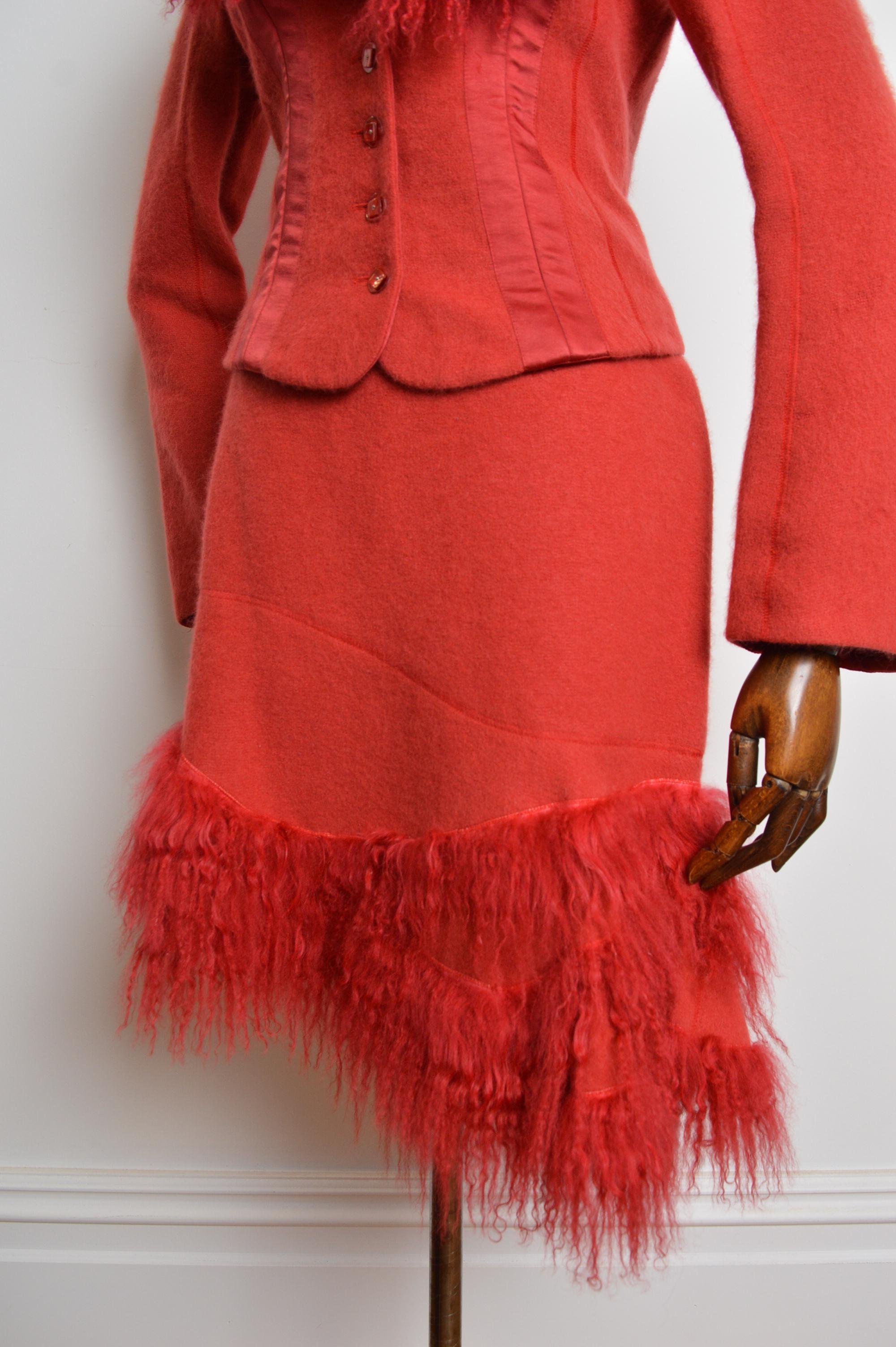 Tuta Avant Guard 2000 Cherry Red Mongolian Lamb con giacca e gonna aderente - Alpaca in vendita 7