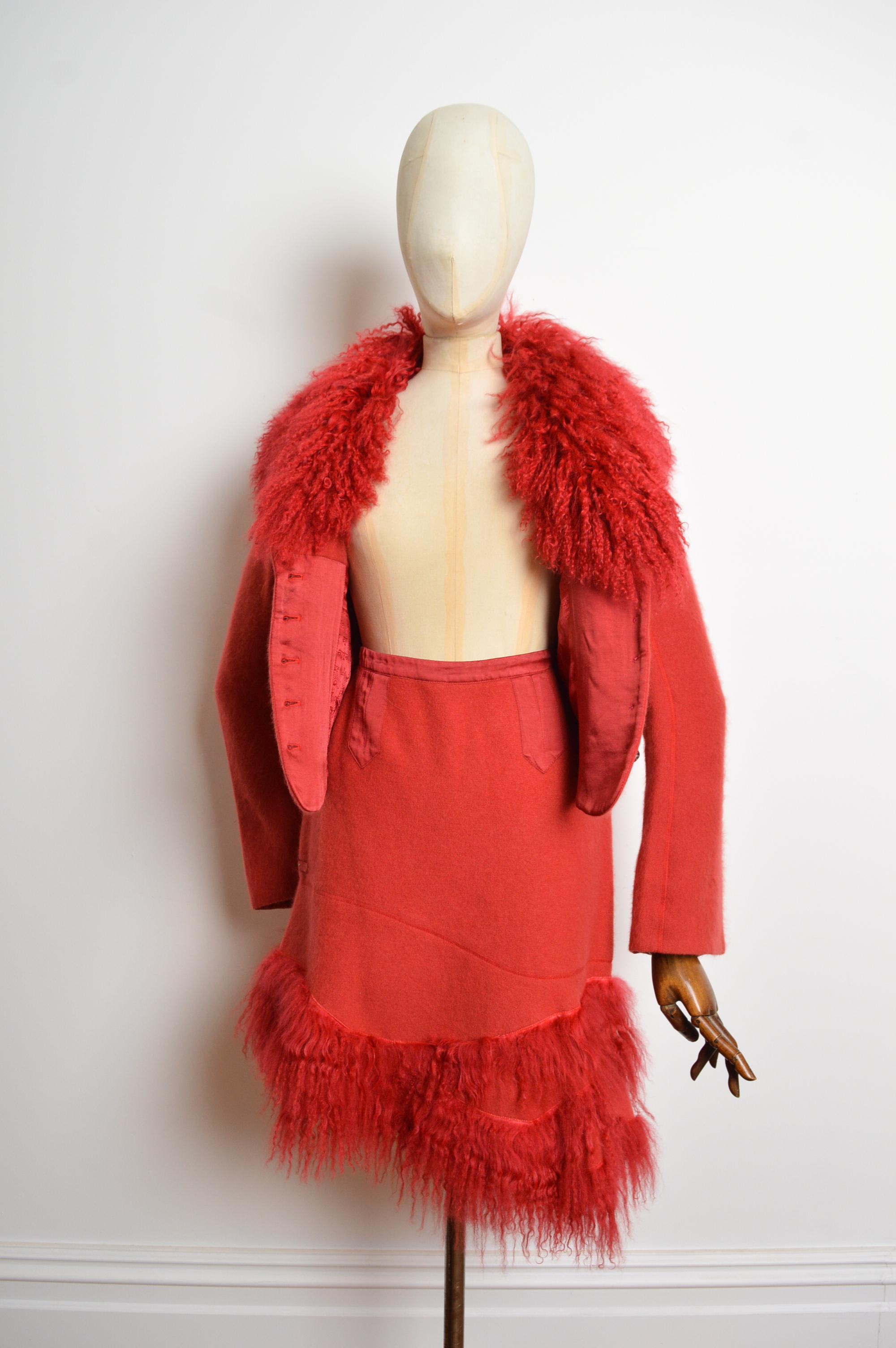 Tuta Avant Guard 2000 Cherry Red Mongolian Lamb con giacca e gonna aderente - Alpaca in vendita 9