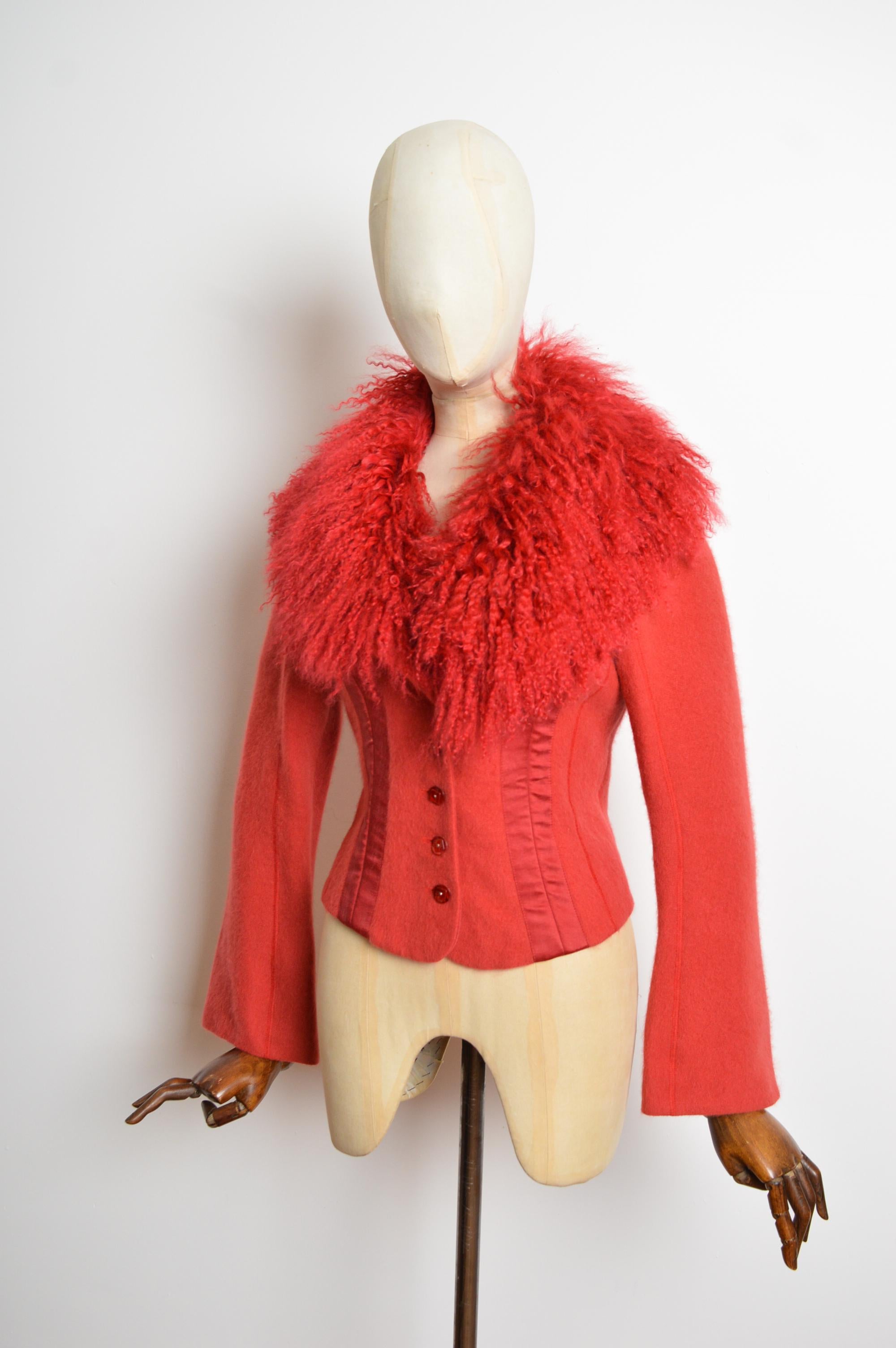Completo Avant Guard 2000 con giacca e gonna aderente in agnello mongolo rosso ciliegia di La Belle Histoire, realizzato in lana d'alpaca con fodera in raso jacquard e splendidi bottoni nacré. La qualità è sublime.
Taglia: UK 8 / USA 6 
Le misure