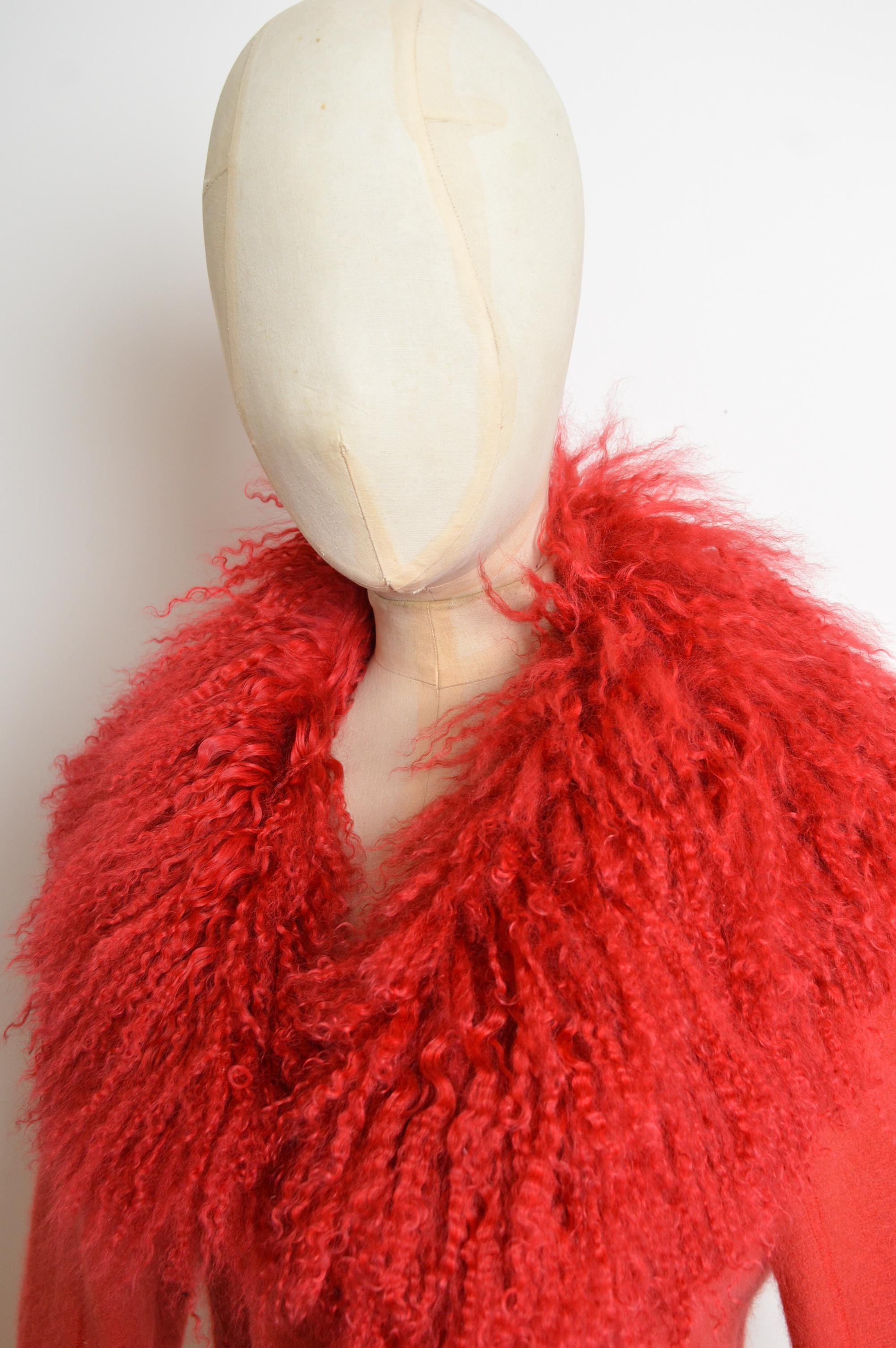 Rosso Tuta Avant Guard 2000 Cherry Red Mongolian Lamb con giacca e gonna aderente - Alpaca in vendita