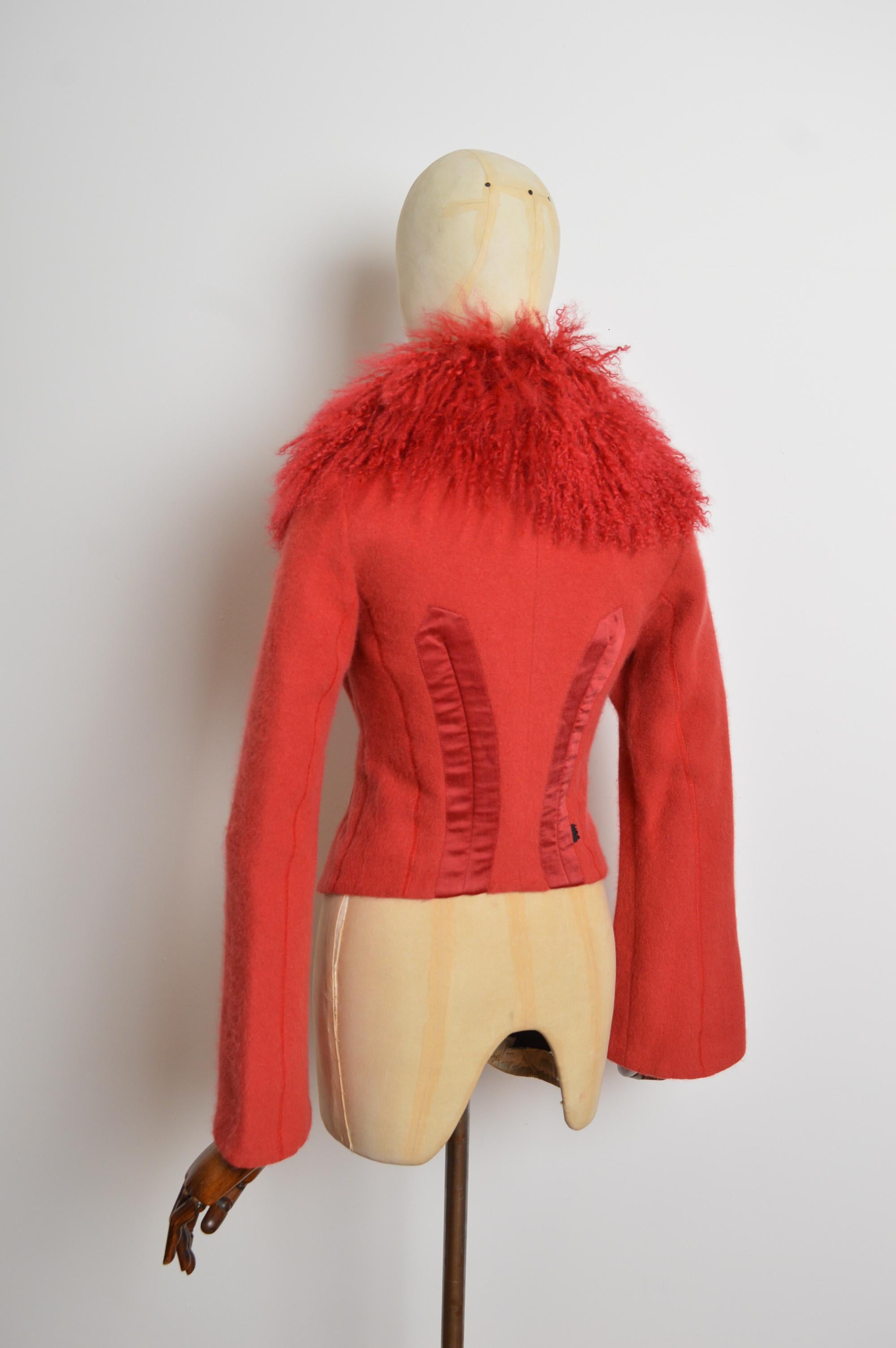 Tuta Avant Guard 2000 Cherry Red Mongolian Lamb con giacca e gonna aderente - Alpaca in vendita 1