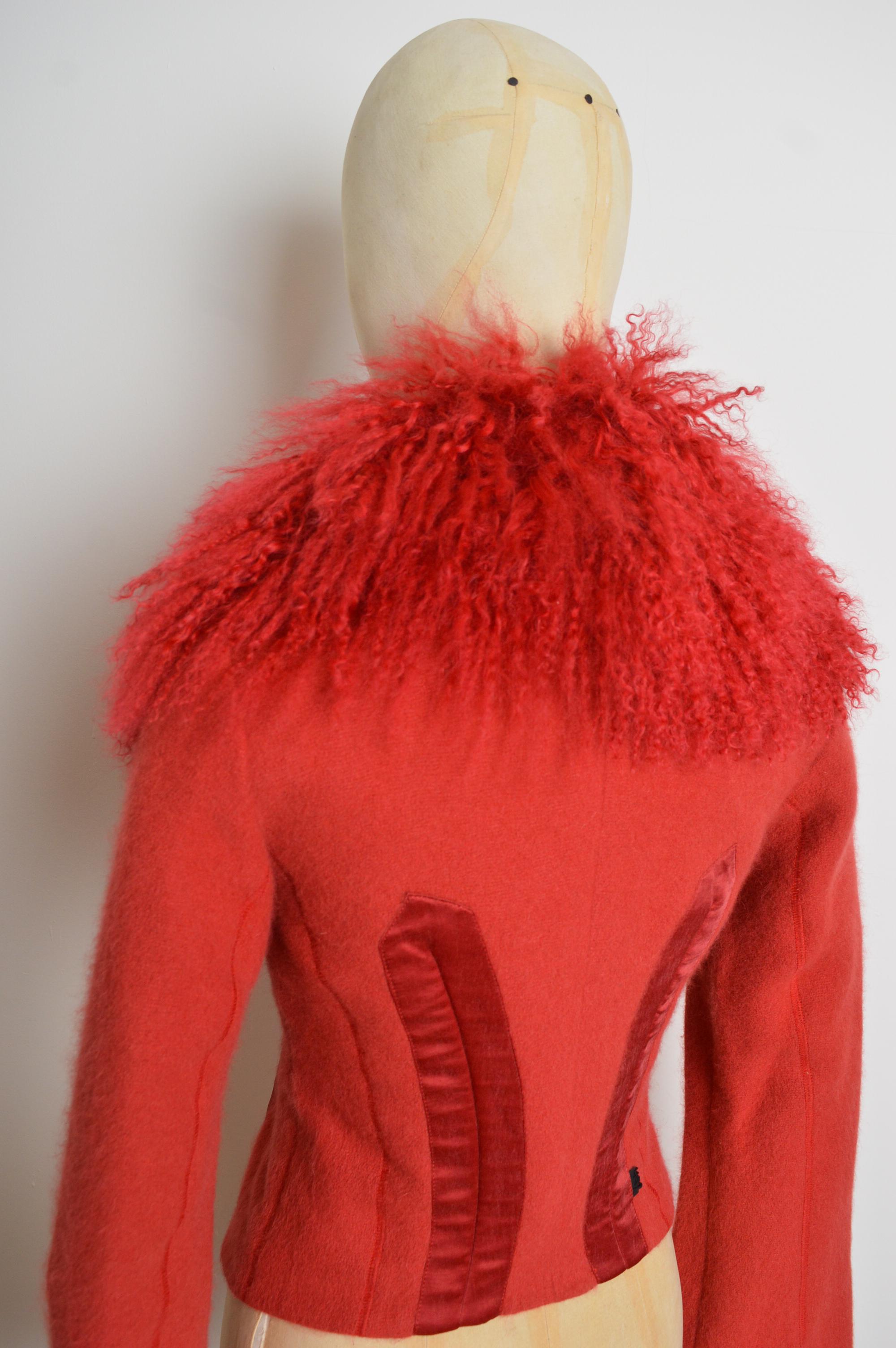 Tuta Avant Guard 2000 Cherry Red Mongolian Lamb con giacca e gonna aderente - Alpaca in vendita 2