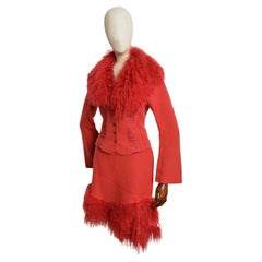 Avant Guard 2000 Chaqueta y falda ajustadas de cordero mongol rojo cereza - Alpaca